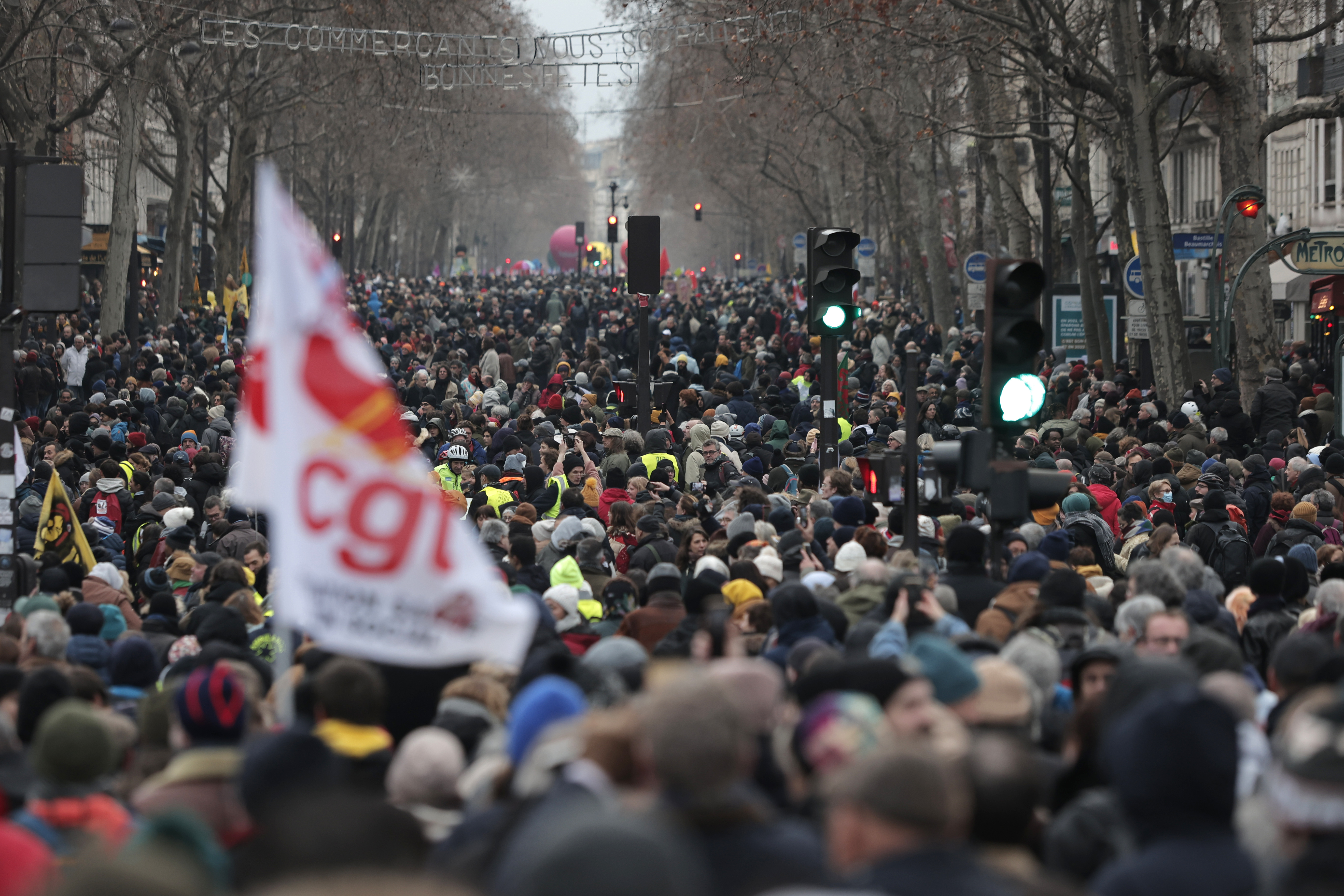 Miles de manifestantes participan en una marcha en protesta contra las reformas al sistema de pensiones propuestas por el presidente Emmanuel Macron, el jueves 19 de enero de 2023 en París. (AP Foto/Lewis Joly)