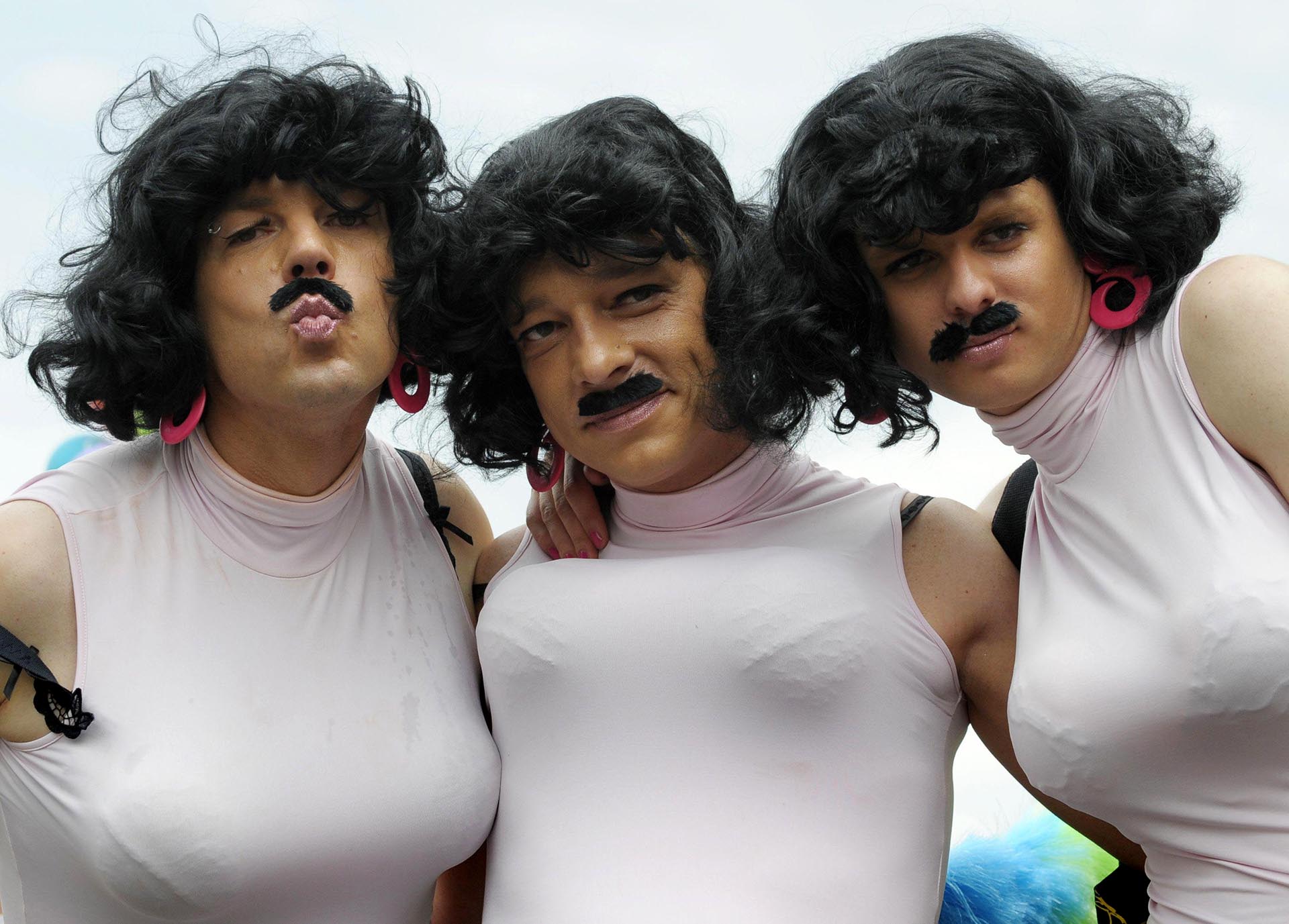 Los participantes del desfile del Orgullo Christopher Street Day (CSD) celebran en Munich, al sur de Alemania, el 17 de julio de 2010. Miles de gays y lesbianas marcharon por las calles de Munich para demostrar la igualdad y la aceptación social.
