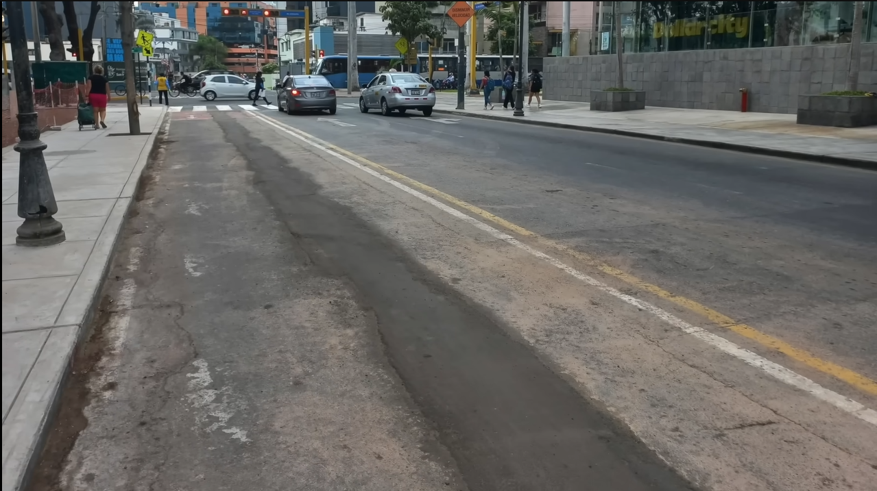 Espacio donde ya fue retirada la ciclovía Juan de Arona en San Isidro. (Captura La Encerrona)