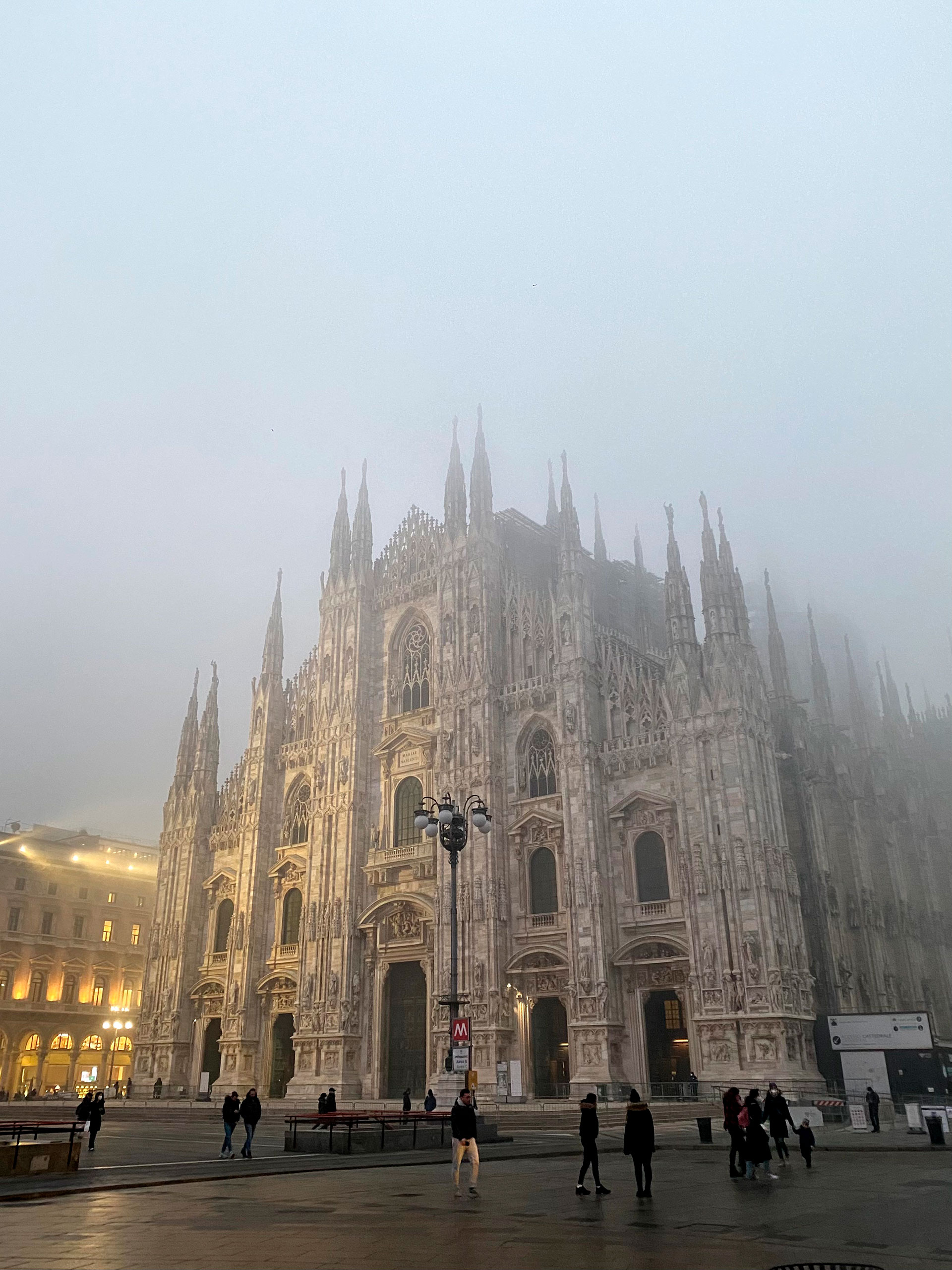 El atardecer de un día nublado en el Duomo di Milano.
