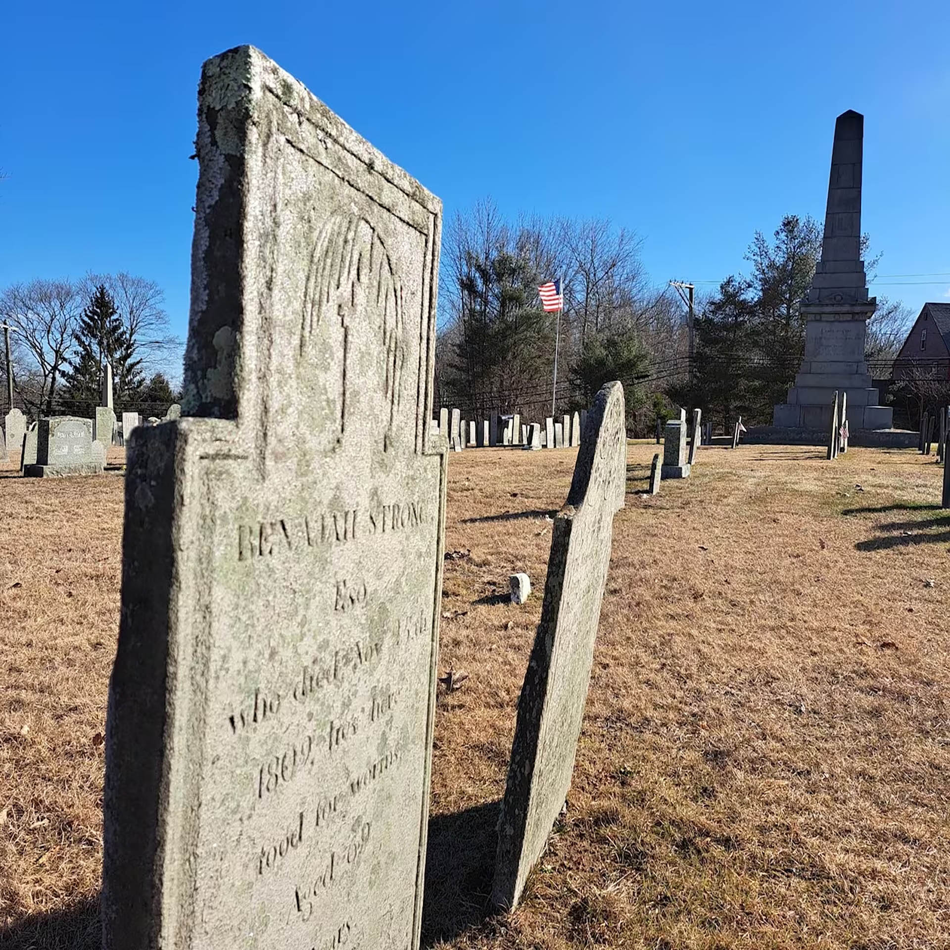 Tumba de Benajah Strong en Coventry, Connecticut, a la sombra del obelisco de Nathan Hale. El príncipe William está relacionado con los dos rebeldes estadounidenses. (Anne Marie Charland/Nathan Hale Homestead Museum)