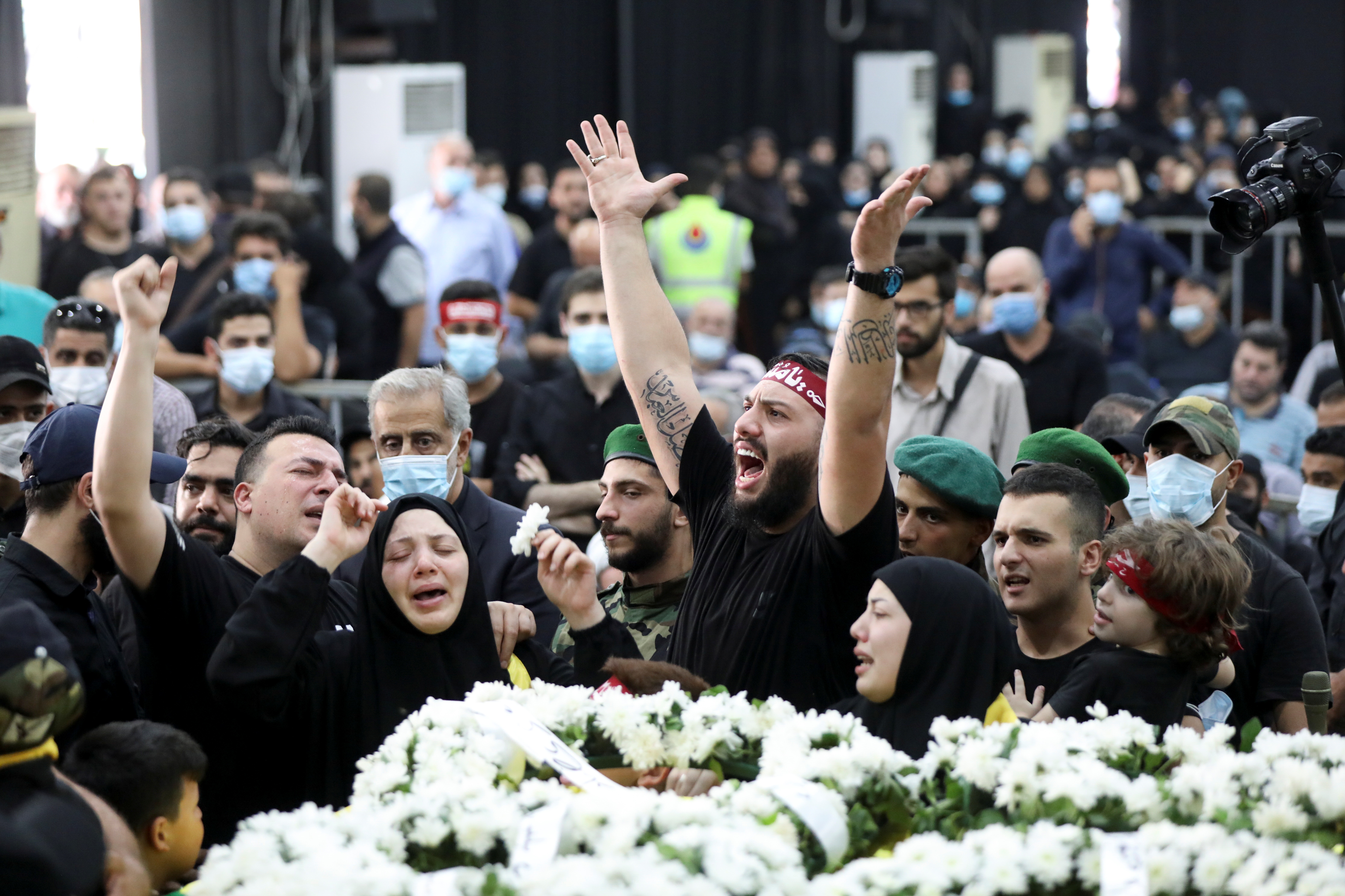 Funerales de algunas de las víctimas den enfrentamiento entre el Hezbollah y la facción cristiana del FL. REUTERS/Mohamed Azakir
