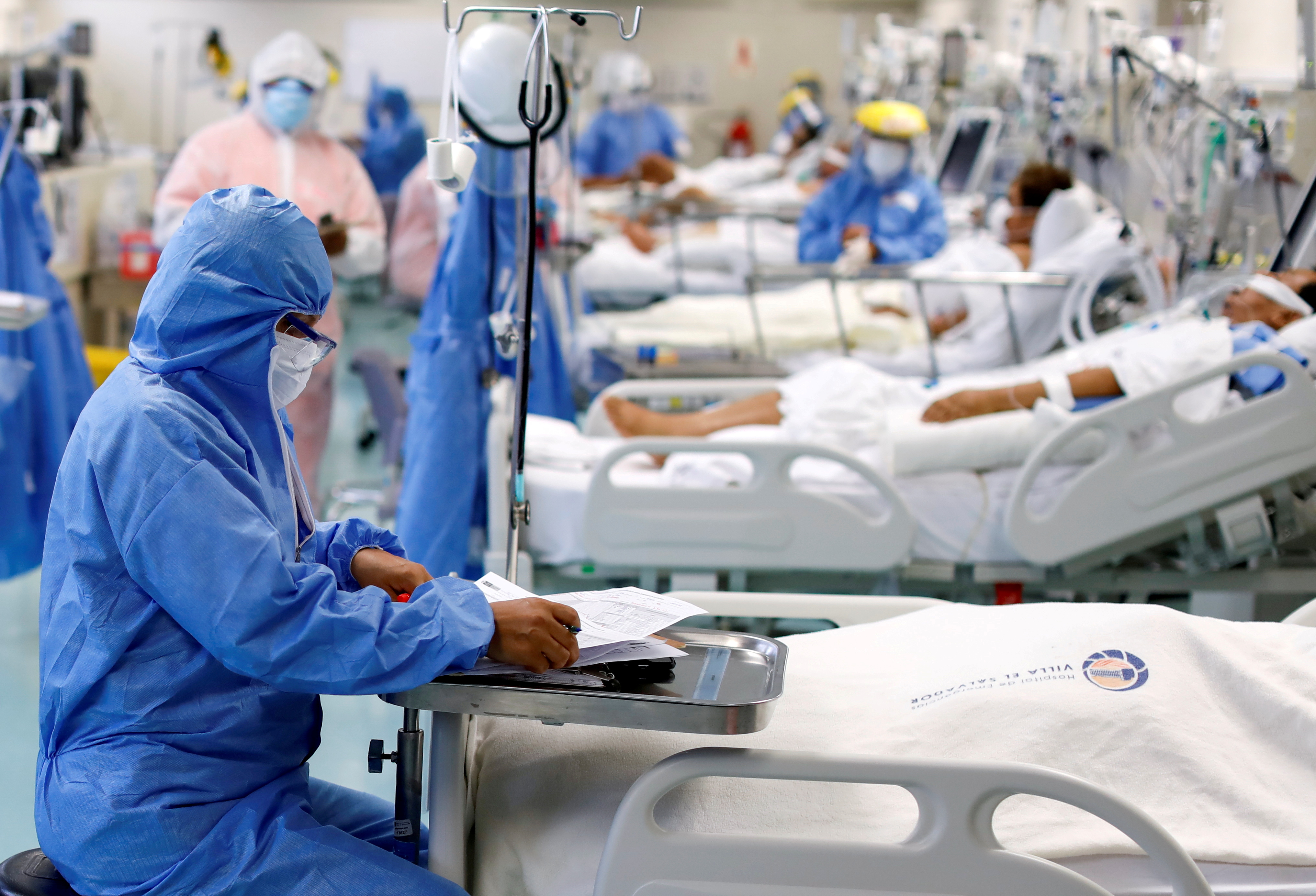 Área de cuidados intensivos en el hospital de Villa el Salvador, en Lima (Reuters)