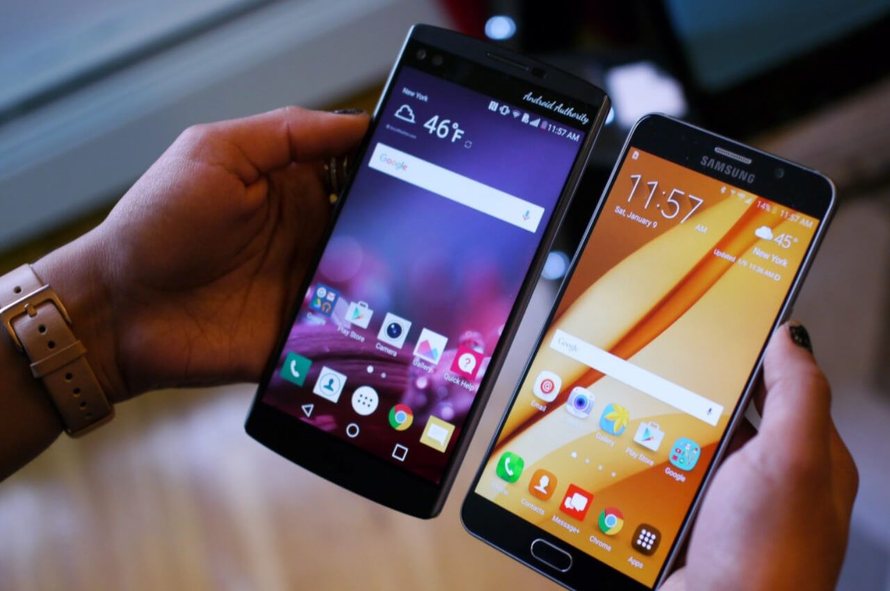 A la izquierda se aprecia un celular con pantalla LCD, mientras que a la derecha uno con pantalla LED. (foto: Zetamdp)