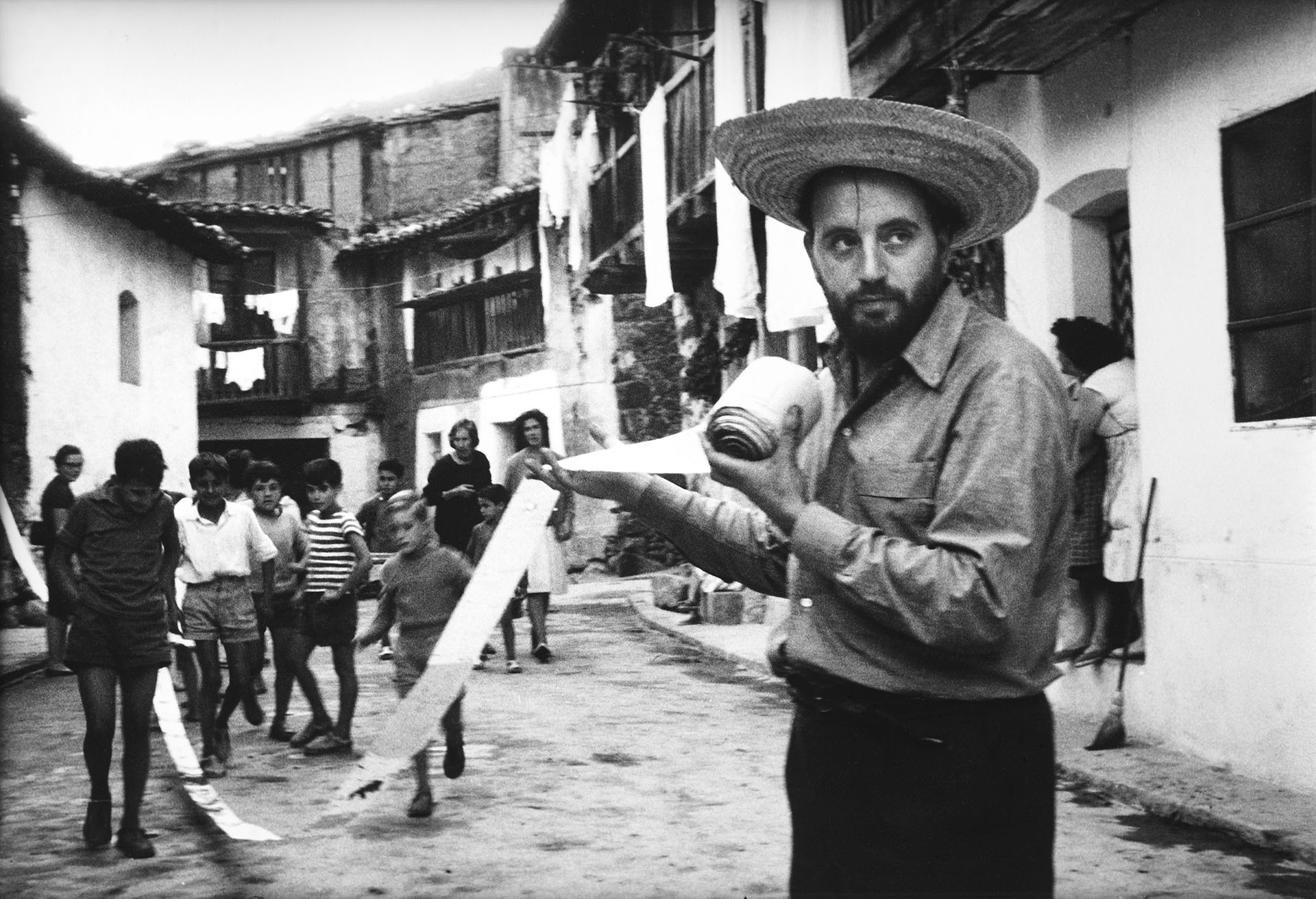 "Gran Manifiesto-rollo arte Vivo-Dito" en Piedralaves, 1963. Fotos de Montserrat Santamaría (Colección privada)