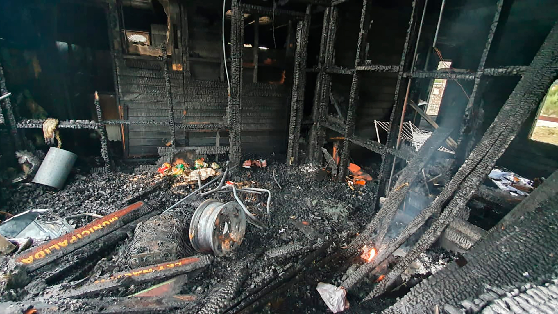 Detalle del interior de la oficina de Bosques incendiada por los mapuches