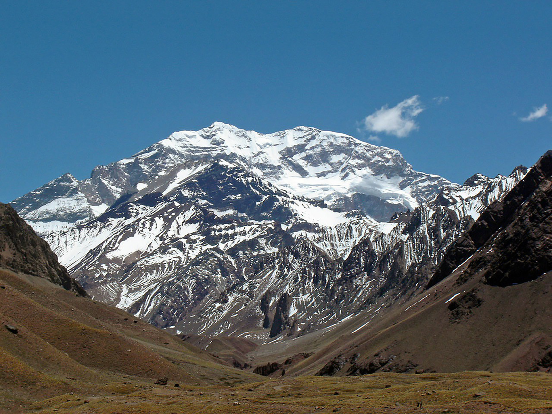 La cima del Aconcagua es el punto más alto de América (Wikipedia)