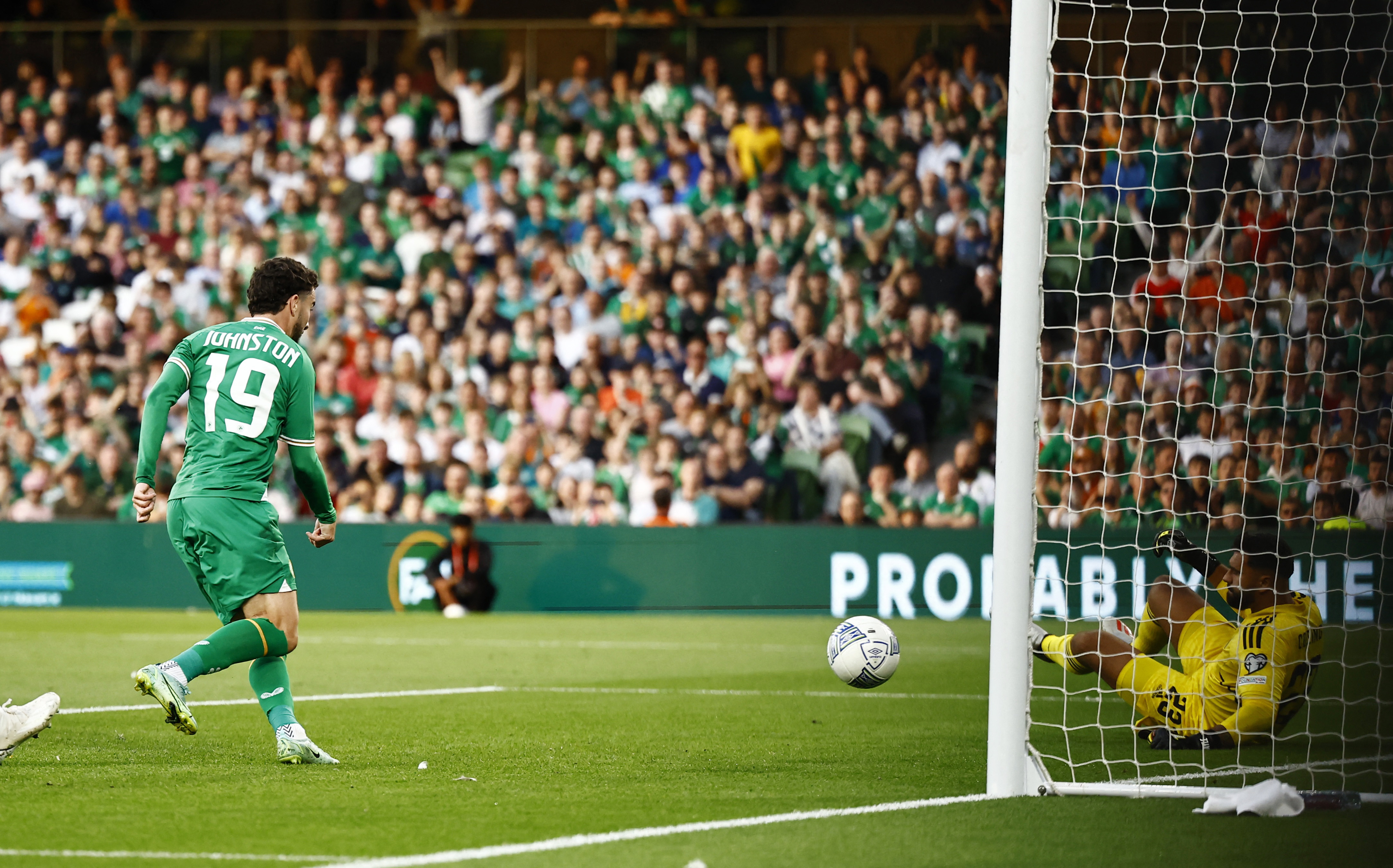 Michael Johnston celebra el gol de Irlanda. Foto: REUTERS/Clodagh Kilcoyne