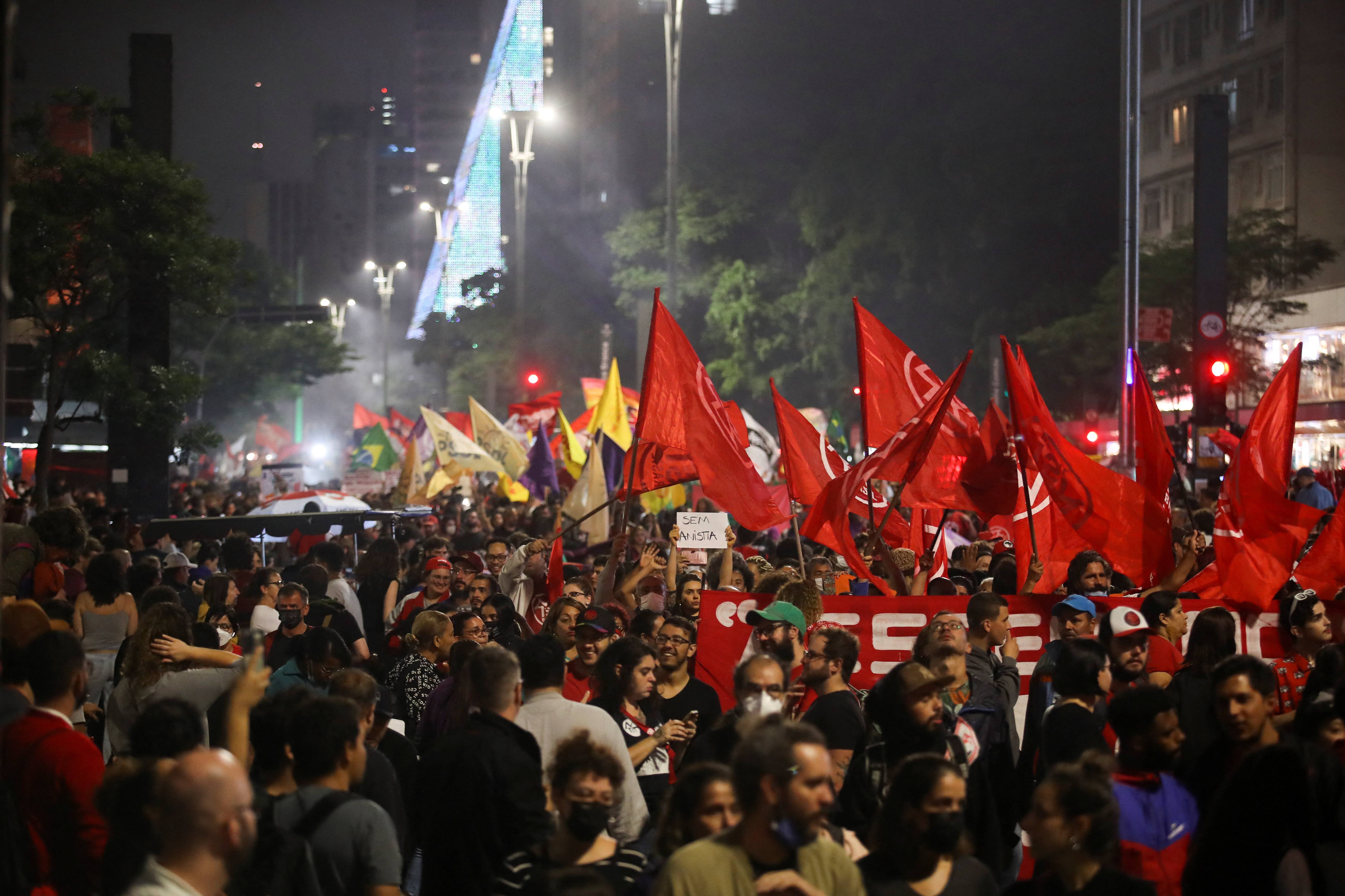 Los seguidores del presidente Luiz Inácio Lula da Silva celebraron este lunes en la noche una manifestación para rechazar los actos violentos . (REUTERS/Carla Carniel)