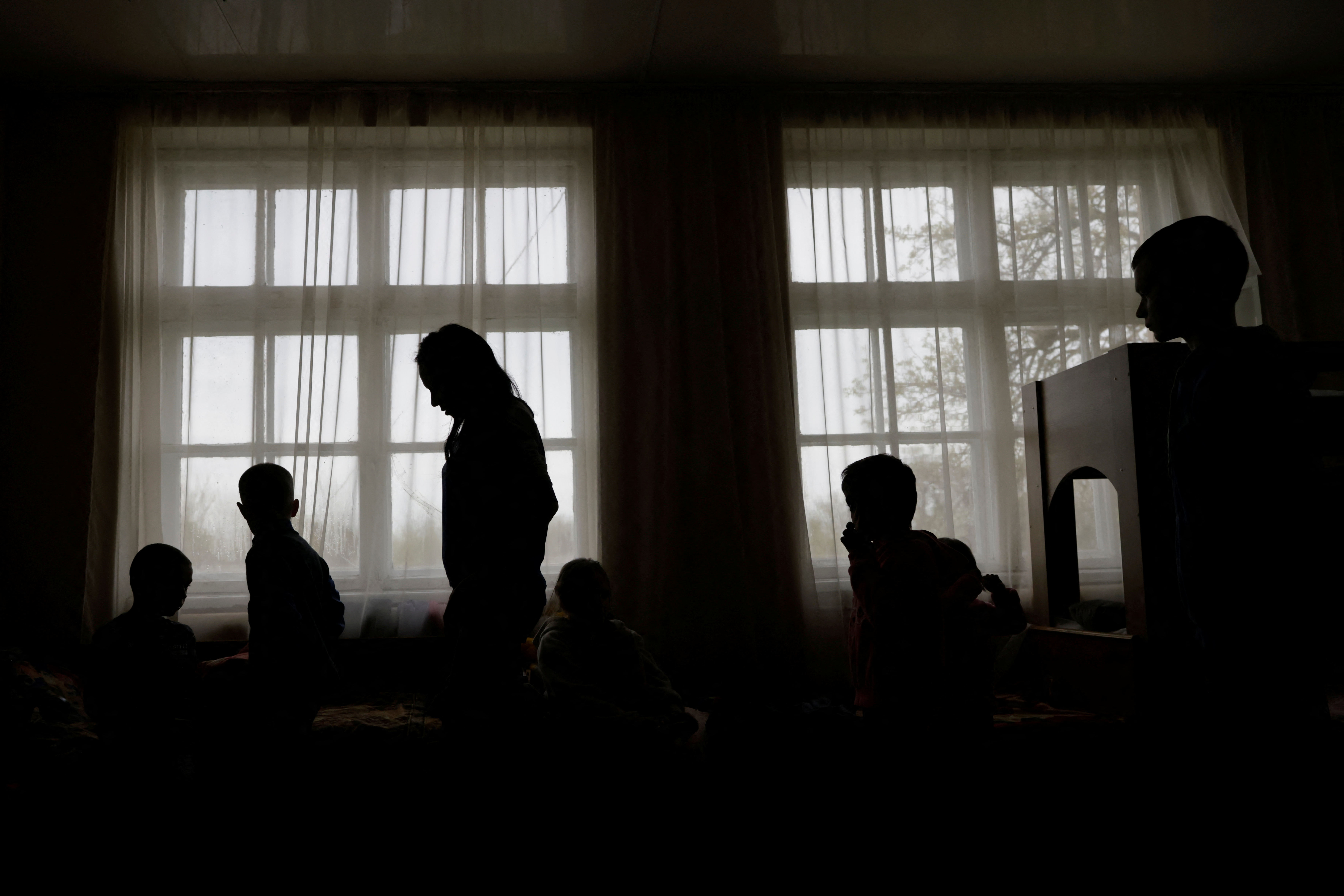 La evacuada Tetyana Davydova y sus hijos se reúnen en un refugio para madres y niños refugiados, que huyen del asedio ruso a Mariupol durante su invasión de Ucrania, en la ciudad de Novomoskovsk, región de Dnipro, Ucrania 23 de abril de 2022. REUTERS/Ueslei Marcelino