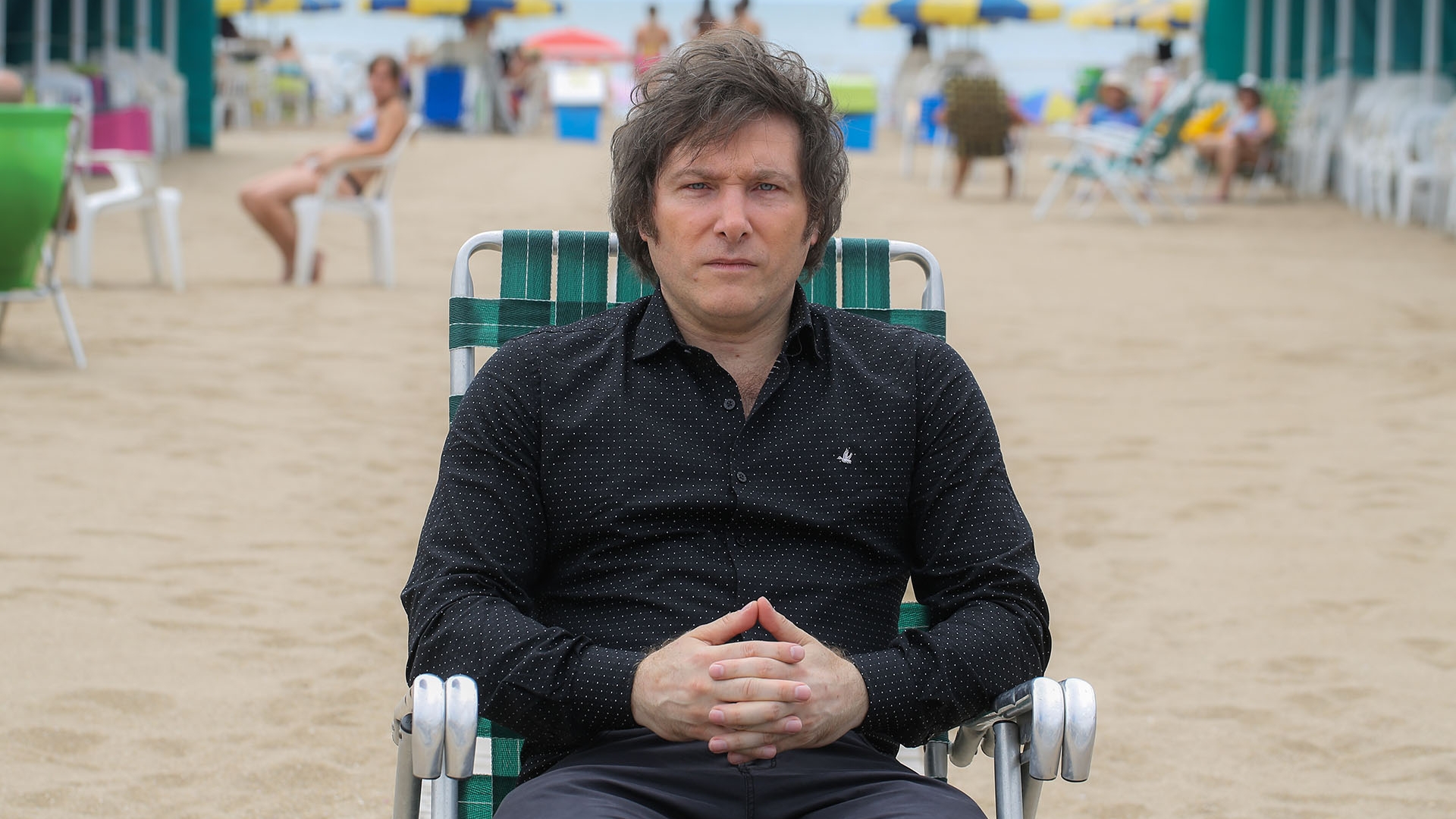 Javier Milei en la playa (Christian Heit)