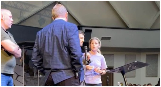 Bobi Gephart y su esposo Nate subieron al escenario frente a su congregación