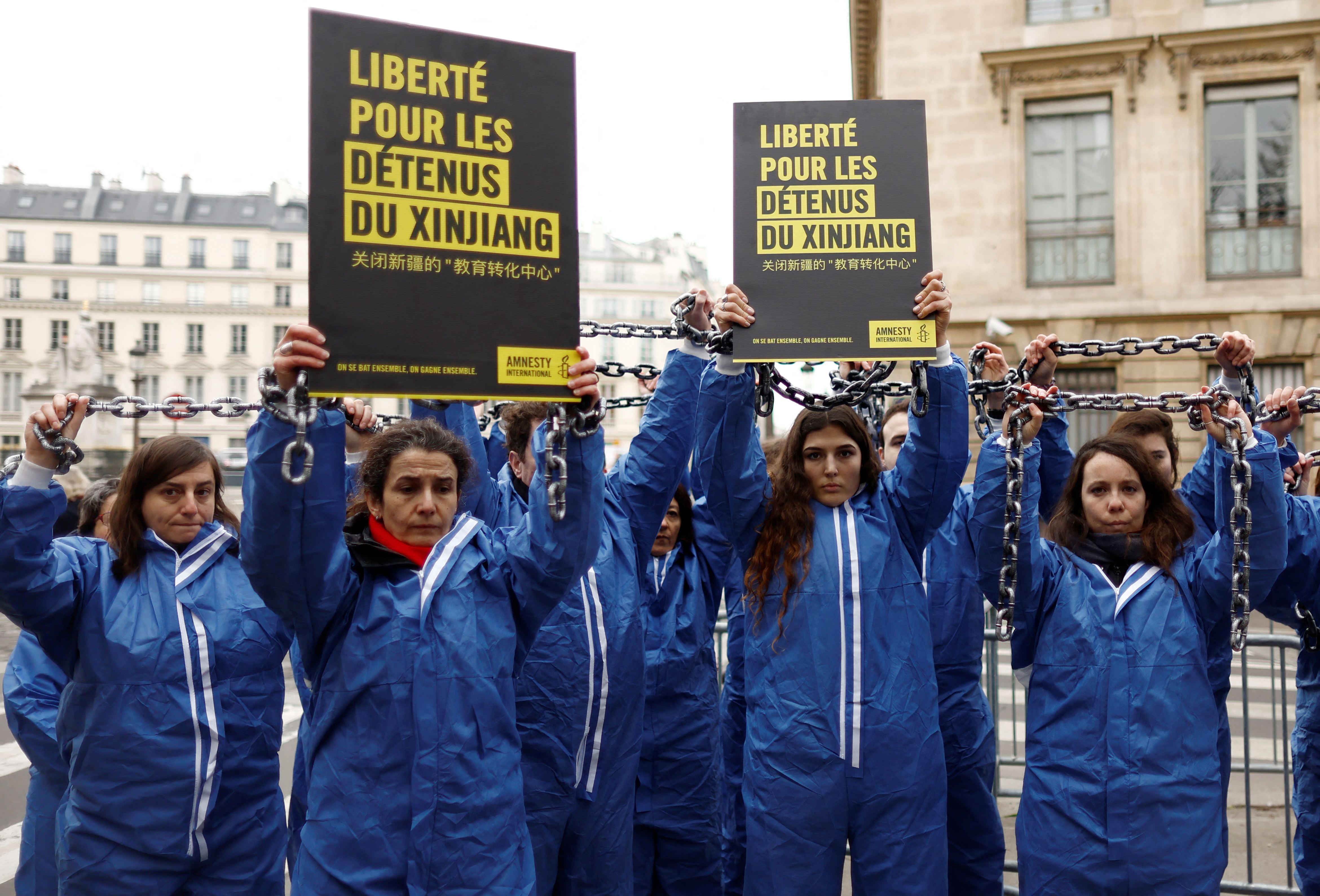 Activistas de Amnistía Internacional participan en una acción de protesta contra las violaciones de derechos humanos en China frente a la Asamblea Nacional en París, Francia, el 26 de enero de 2022. REUTERS/Gonzalo Fuentes