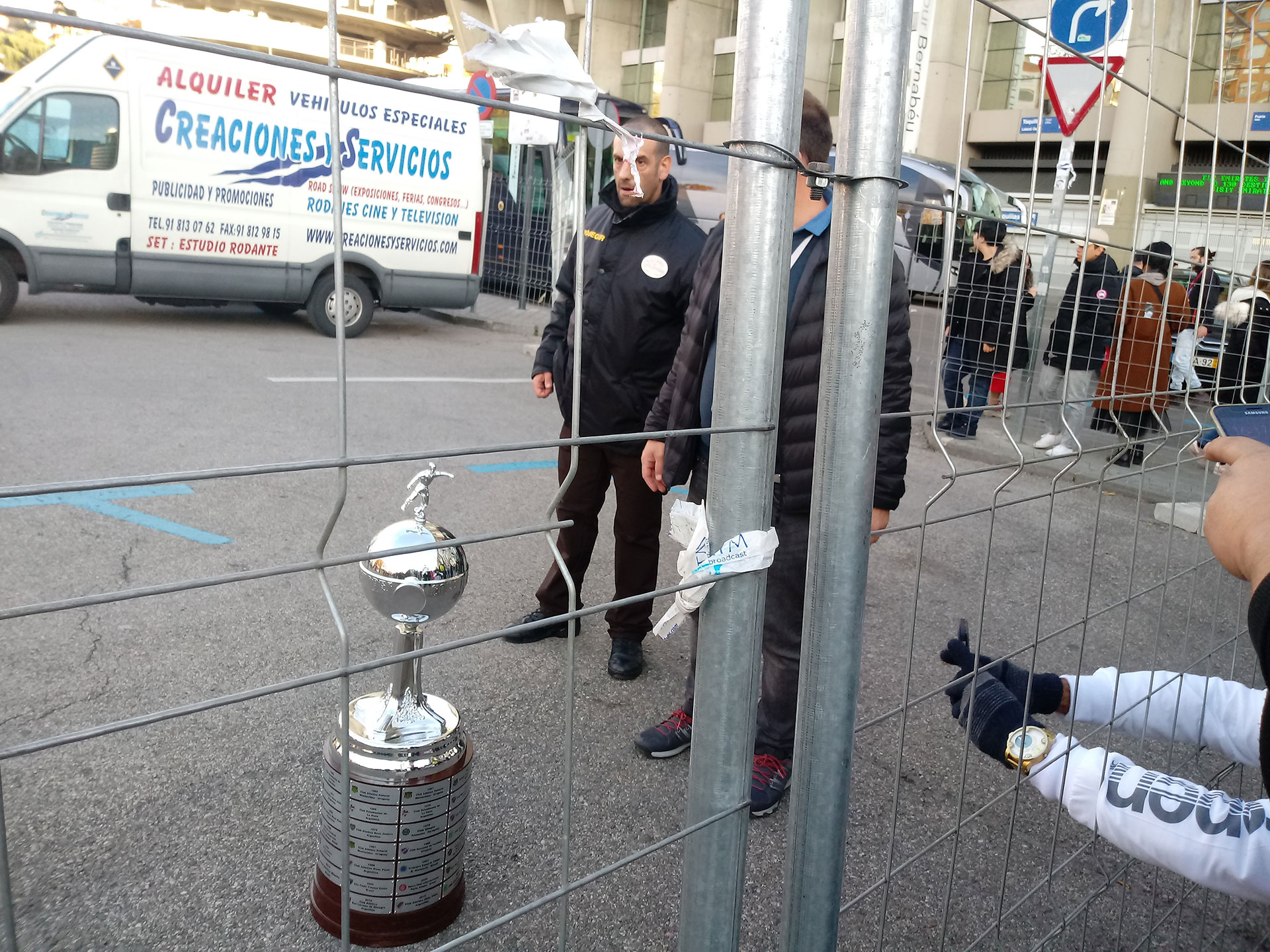 An unusual postcard from the remembered final in Madrid-2018: in the vicinity of the Bernabéu, the desired Copa Libertadores appears resting on the ground