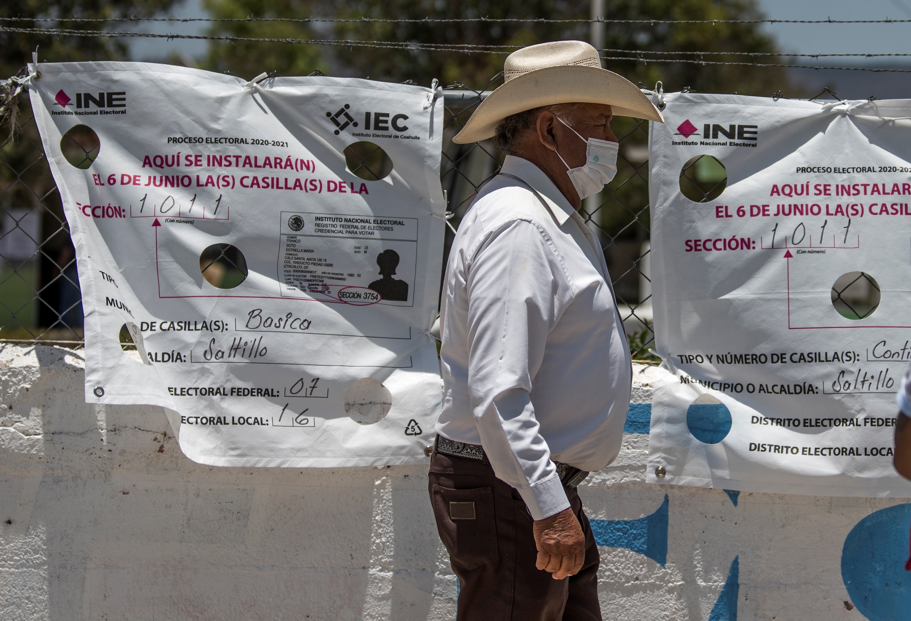Ciudadanos emitieron su voto este domingo, en las diferentes casillas electorales instaladas en la ciudad de Saltillo, estado de Coahuila (México). EFE/Miguel Sierra

