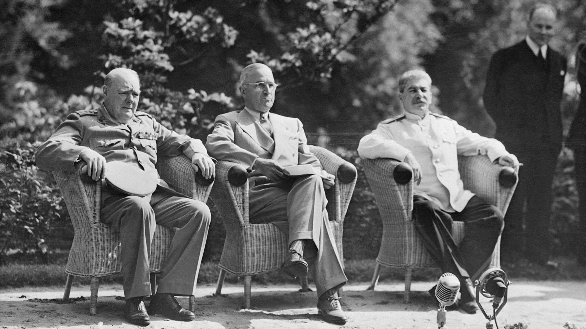 El primer ministro británico Winston Churchill, el presidente estadounidense Harry S. Truman y el primer ministro soviético Joseph Stalin se sientan juntos en la Conferencia de Potsdam en 1945, tras el fin de la Segunda Guerra Mundial