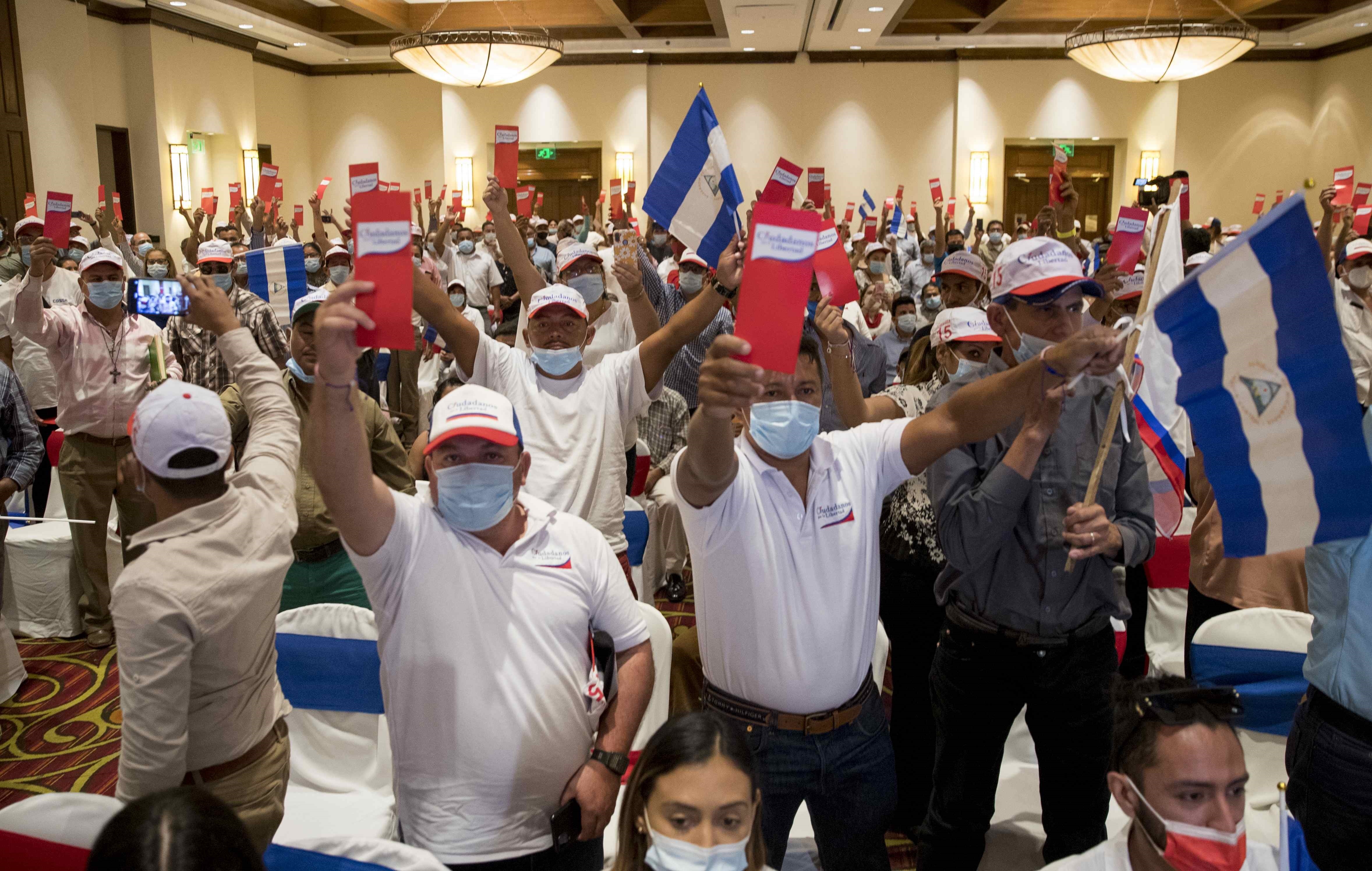 Varios partidarios de la opositora Alianza Ciudadanos por la Libertad (Cxl) en Managua (Nicragua). EFE/ Jorge Torres /Archivo

