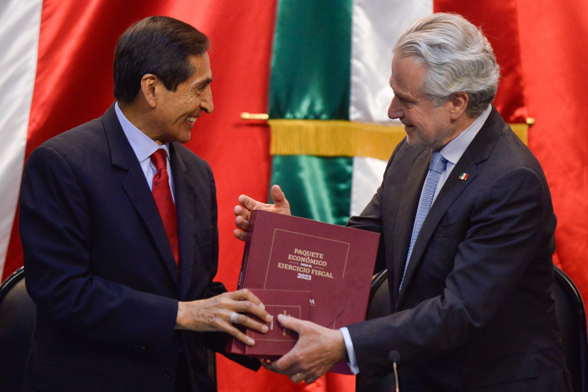 Rogelio Ramírez de la O y Santiago Creel, presidente de la Mesa Directiva de San Lázaro. (FOTO: MARIO JASSO/CUARTOSCURO)