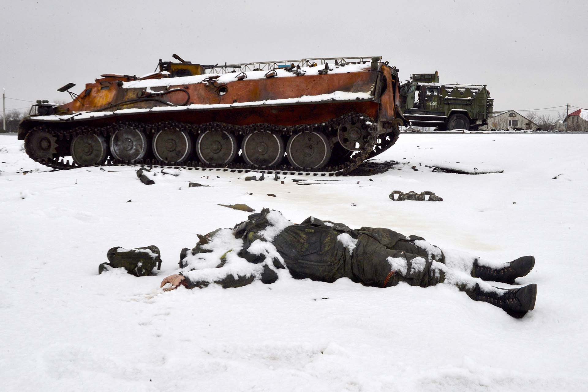 El cuerpo de un soldado ruso yace cerca de un tanque destruido cerca de Kharkiv