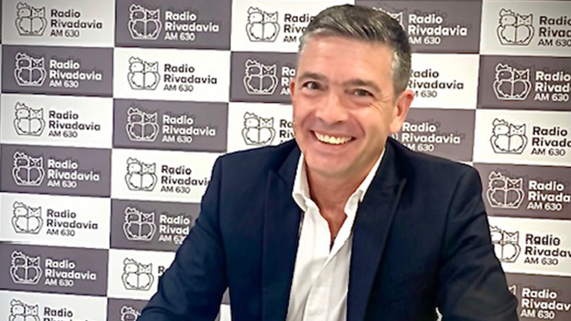 Pablo Rossi sellando su vínculo con Radio Rivadavia