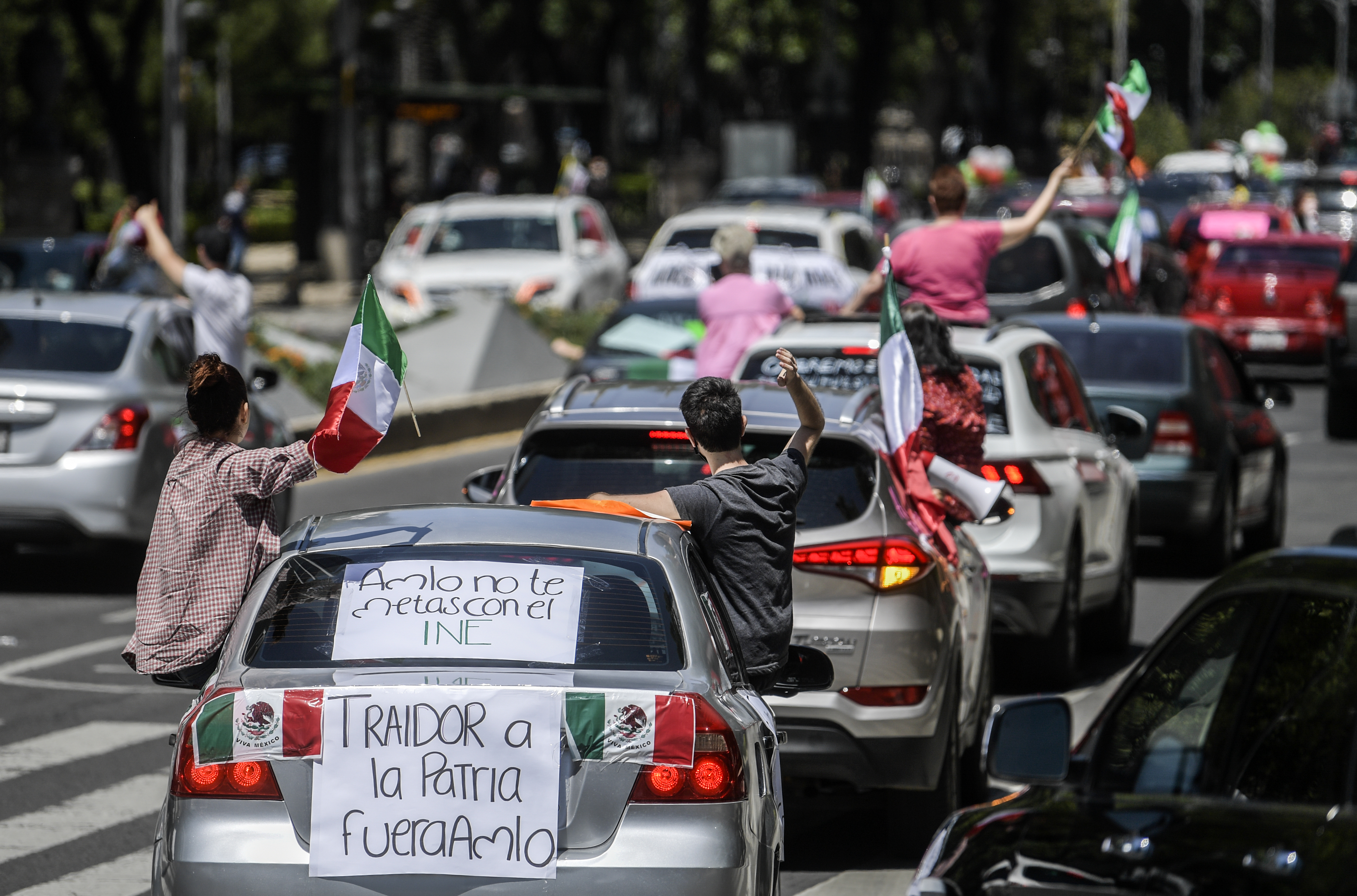 Los manifestantes participan en una caravana para protestar contra el gobierno del presidente mexicano, Andrés Manuel López Obrador, en la Ciudad de México, el 28 de junio de 2020, en medio de la nueva pandemia de coronavirus de COVID-19. (Foto: Pedro PARDO / AFP)