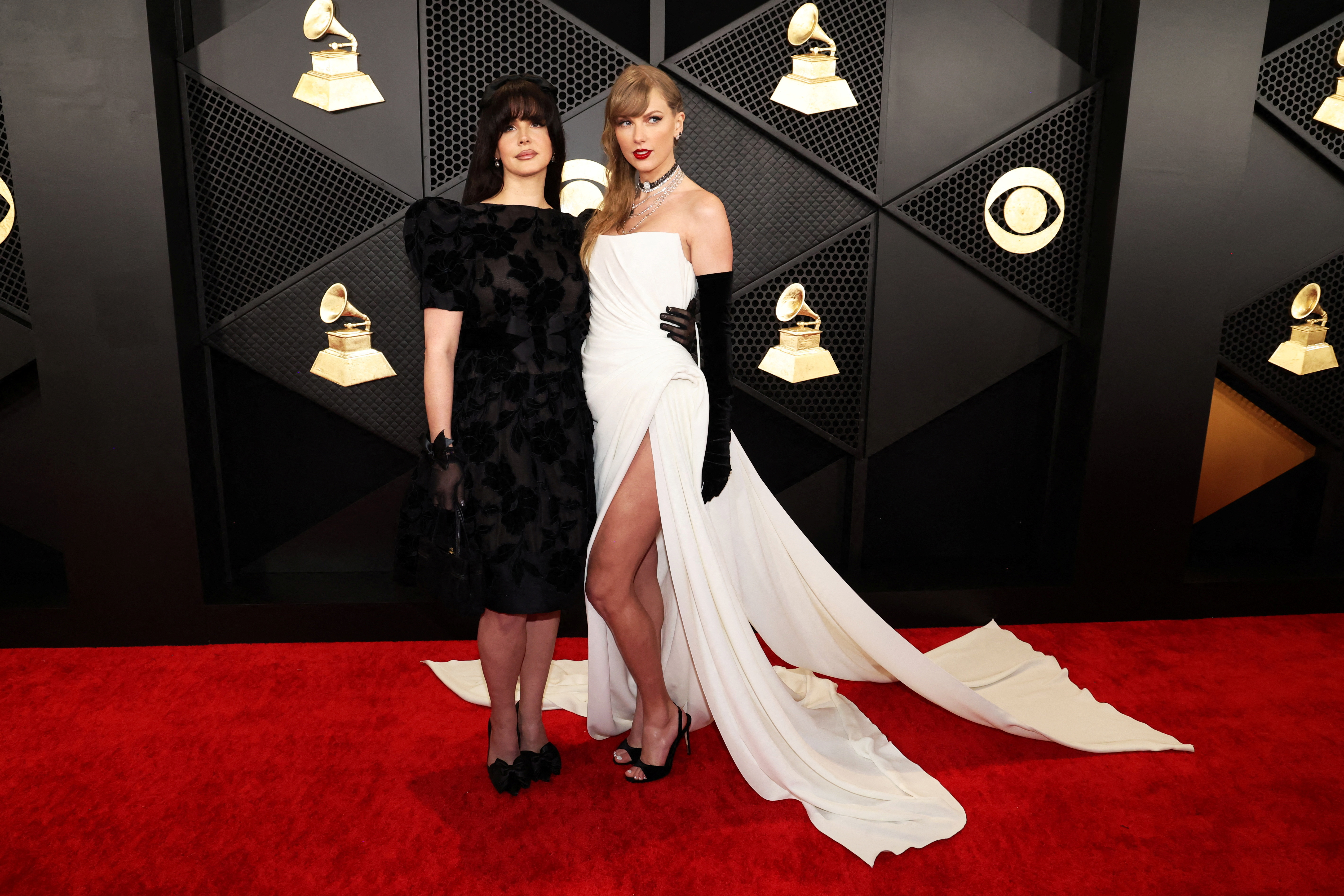 Taylor Swift llegó junto a Lana del Rey a los Grammy y revolucionaron la alfombra  roja - Infobae