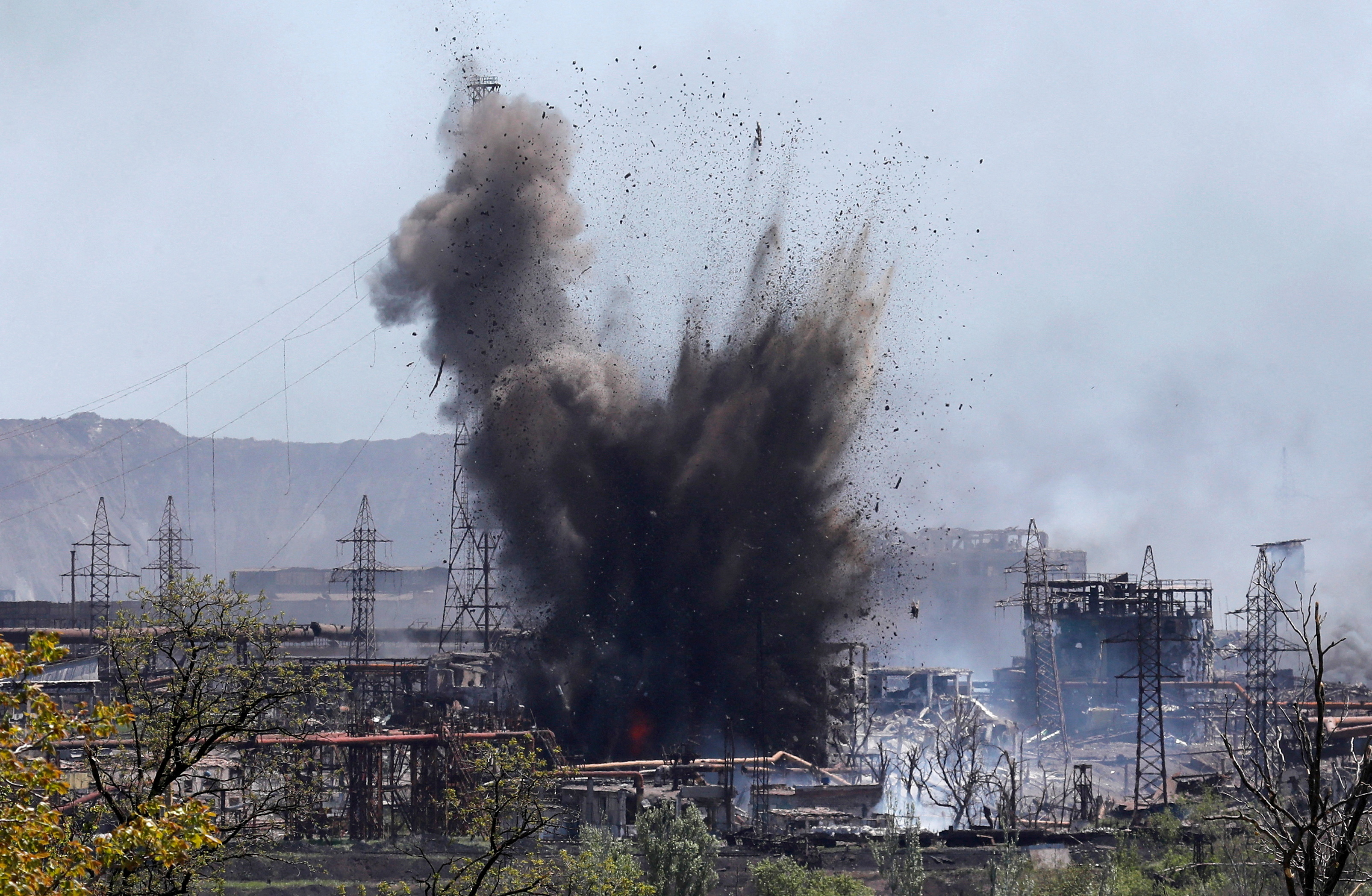 Russian troops continue attacks on Azovstal plant