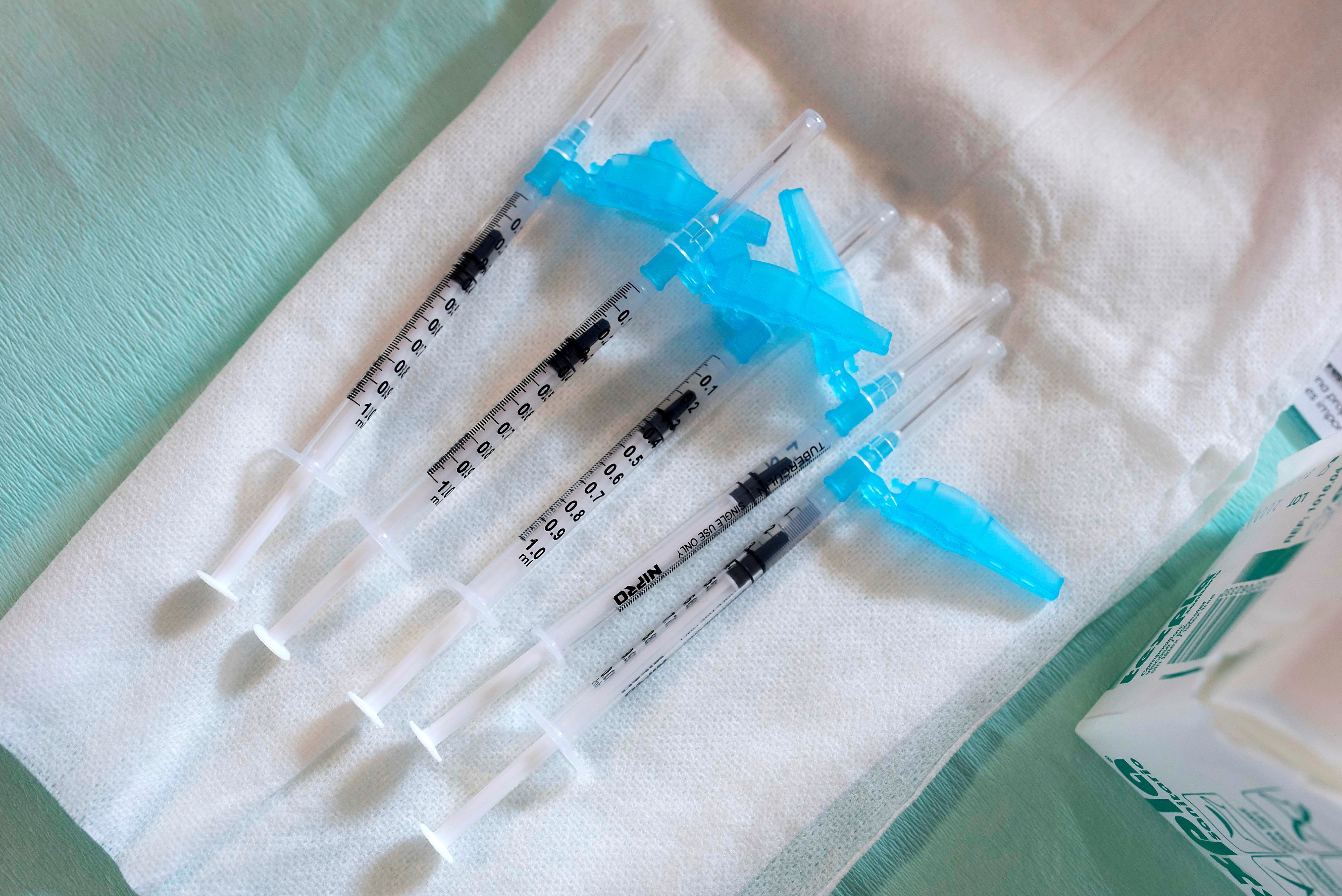 Vista de varias jeringas antes de su uso para inocular una vacuna contra el COVID-19 (EFE/ David Arquimbau Sintes/POOL/Archivo)