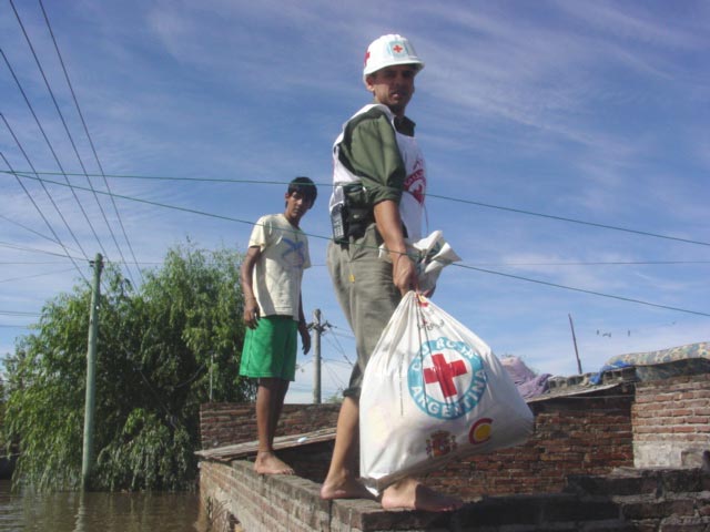 En 2009 entregaron kits de ayuda humanitaria y dieron capacitación a la comunidad en agua y saneamiento, tras el alud de barro que sufrió la ciudad de Tartagal, en el norte de Salta (Foto: Cruz Roja Argentina)