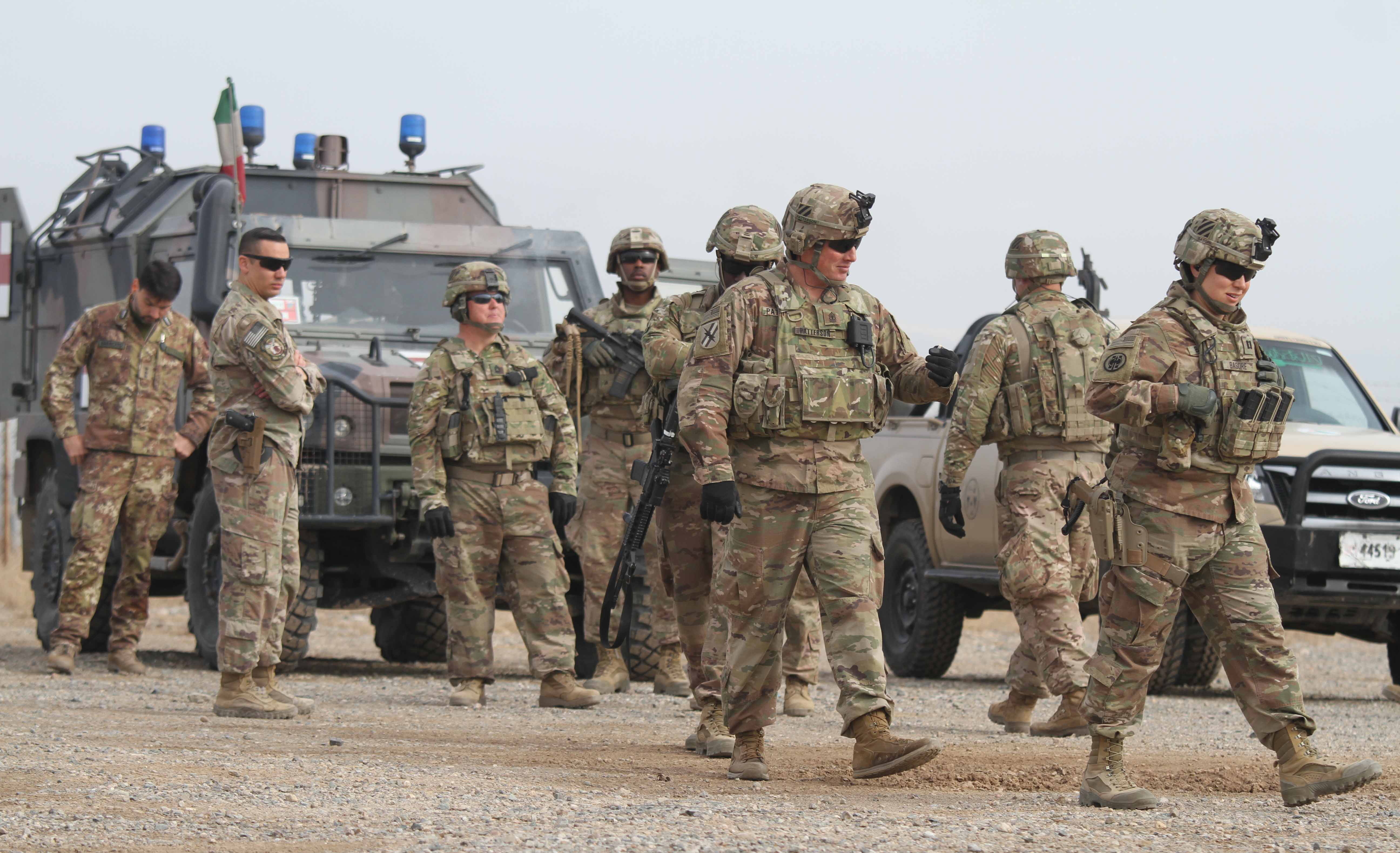 Vista de soldados estadounidenses durante una jornada de entrenamiento con fuerzas del orden afganas en Herat. EFE/Jalil Rezayee/Archivo

