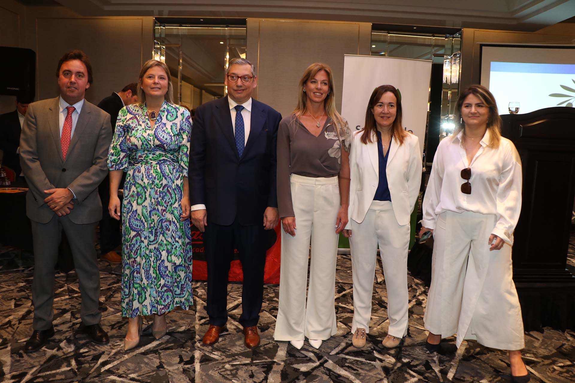 El ministro José Reyes y Andrea Bellolio, directora del proyecto Sembrando; el embajador Carlos Enciso Christiansen; la fundadora de Sembrando, Lorena Ponce de León; y María Noel Crucci 