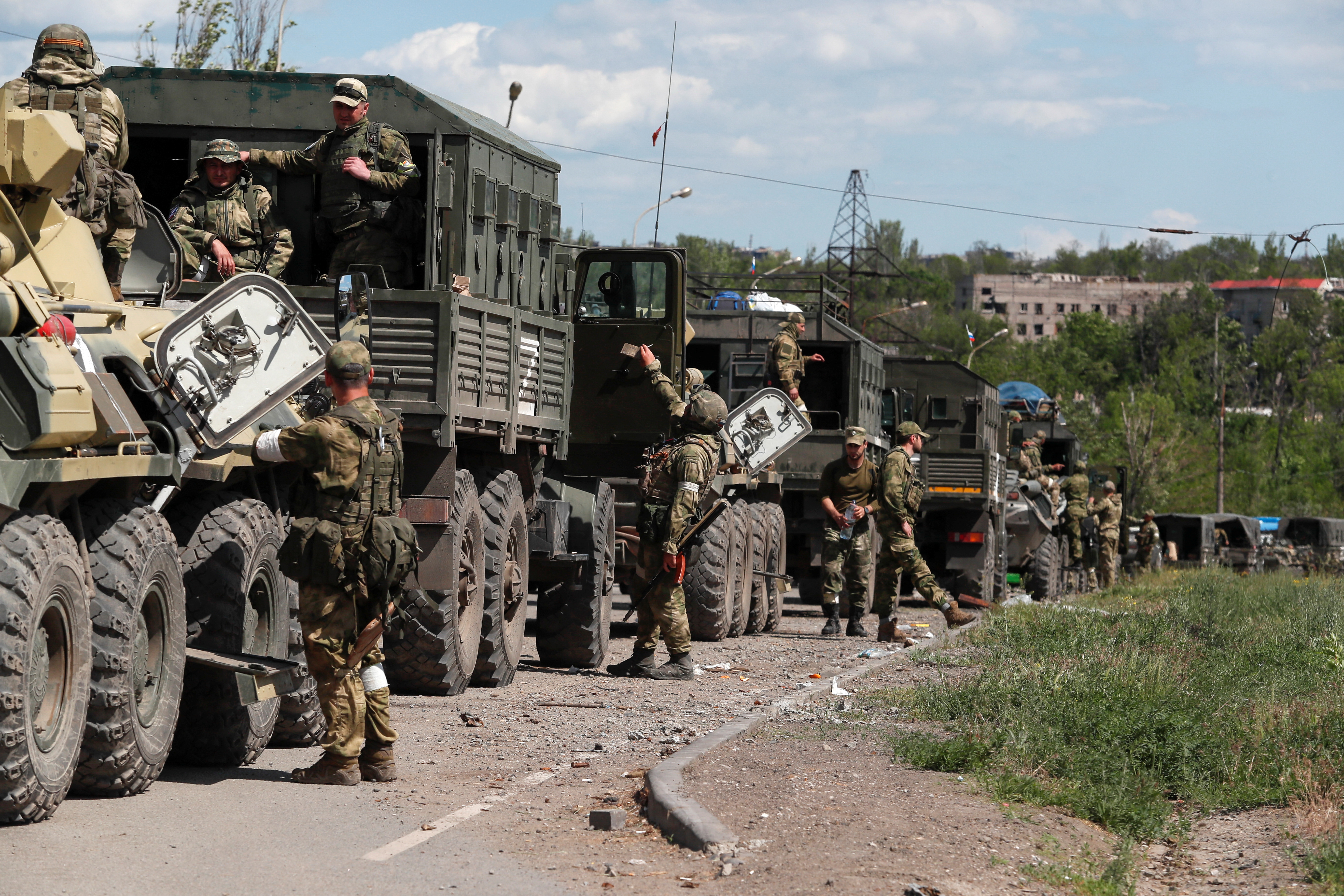 Un convoy de tropas rusas esperan la orden de continuar su avance en una de las entradas de la ciudad de Mariupol. REUTERS/Alexander Ermochenko