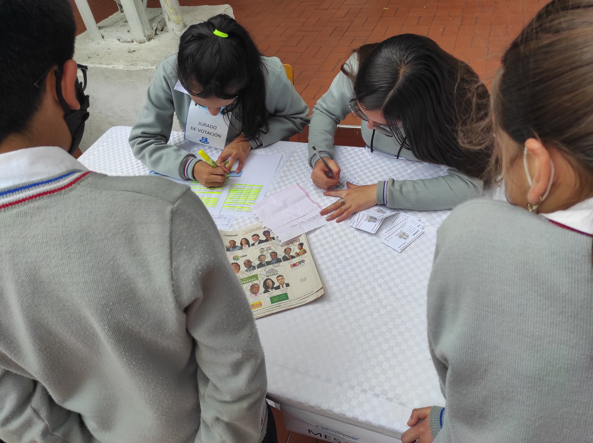 Niños y niñas votan en colegio distrital Danilo Cifuentes, de Bogotá, con material electoral idéntico al original.