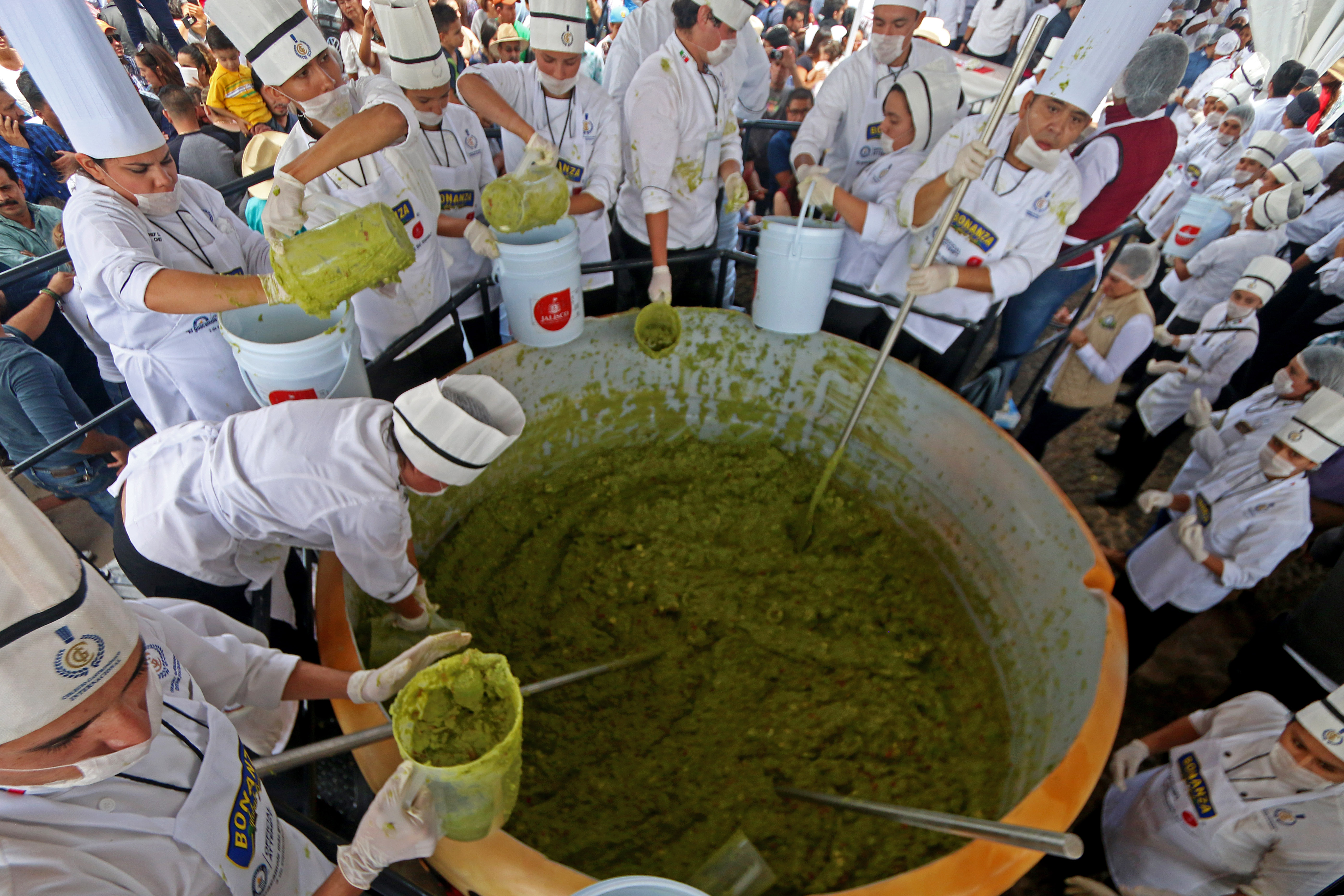 En 2017 en Jalisco, México, prepararon un guacamole de 2,98 toneladas y conquistaron un récord Guinness 