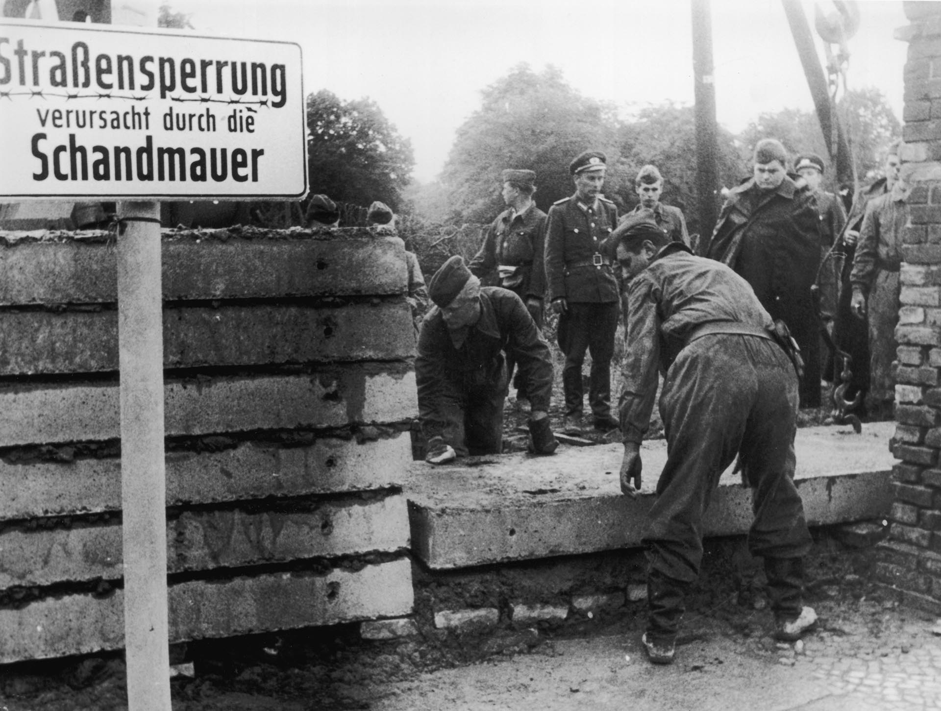 1961: Los soldados construyen el Muro de Berlín siguiendo las instrucciones de las autoridades de Alemania Oriental, para fortalecer las barreras existentes que dividen Berlín Oriental y Occidental (Keystone/Getty Images) 