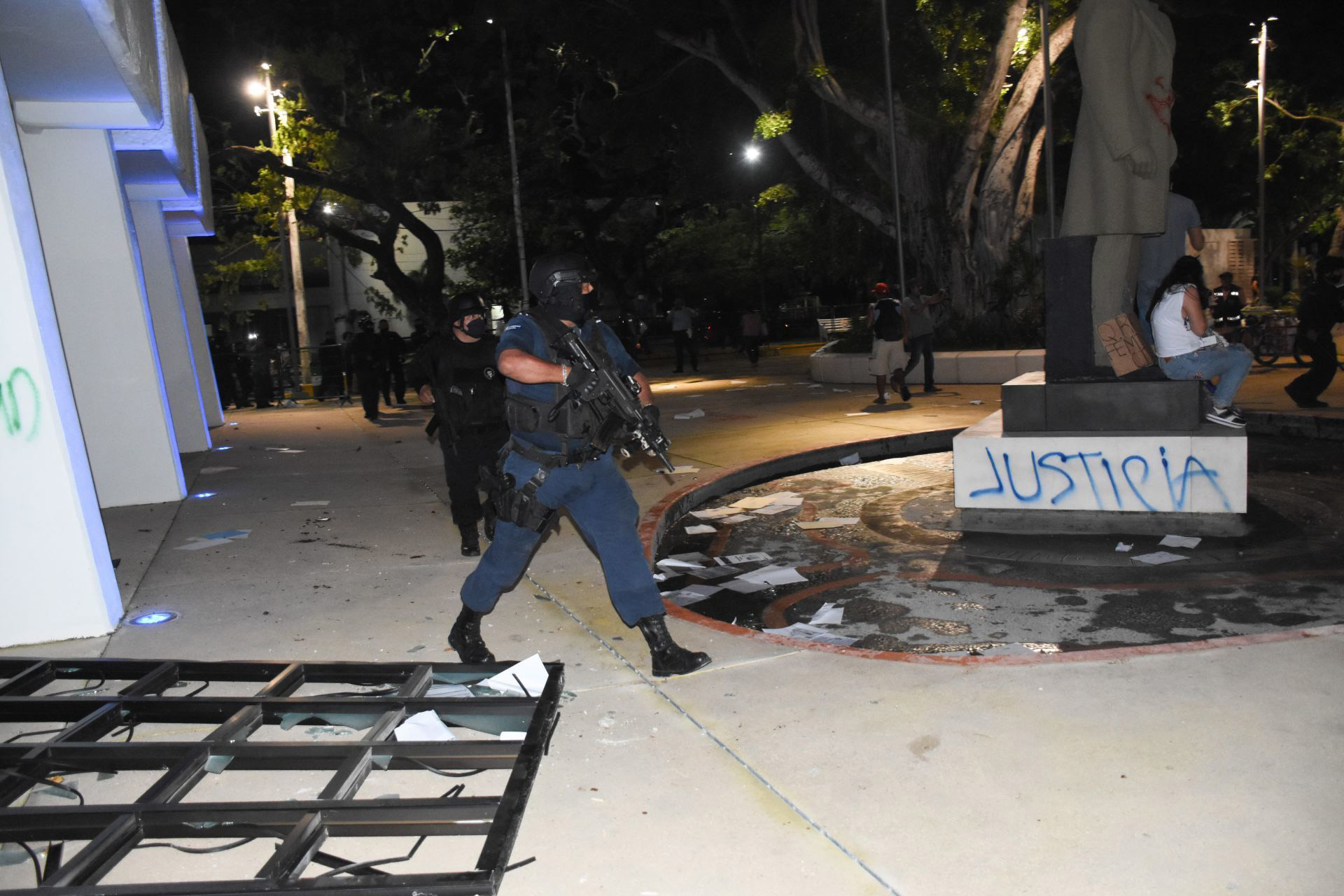 Cancún, Quinta roo, 9 de noviembre de 2020. Ante la supuesta presencia de personal al interior del inmueble, el director de la policía municipal de Cancún, Eduardo Santamaría, habría dado la orden de disparar al aire para dispersar a los manifestantes.