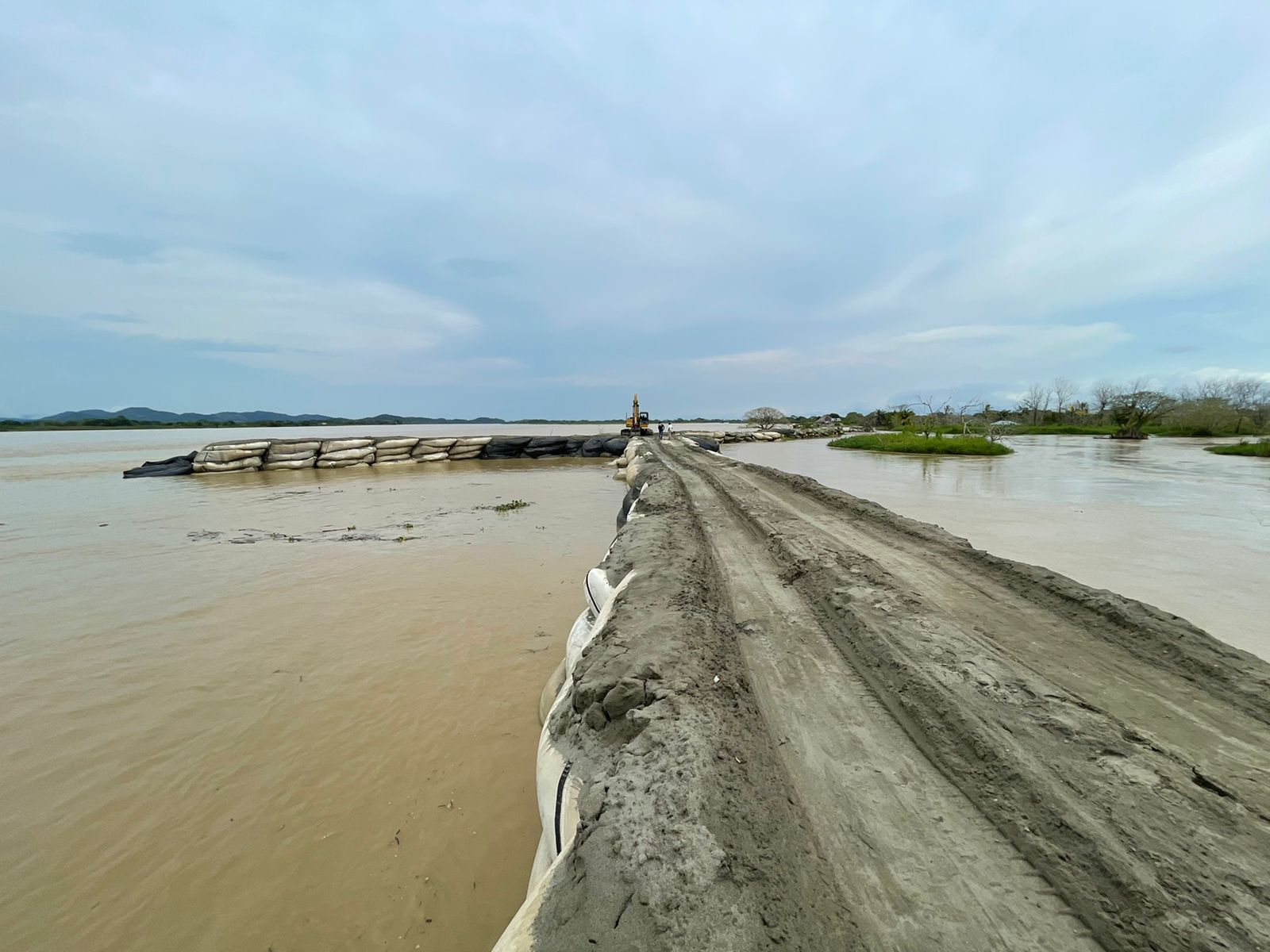 La Ungrd informó que no continuarán las obras del dique en Caregato, en La Mojana. Foto: Twitter Javier Pava Sánchez