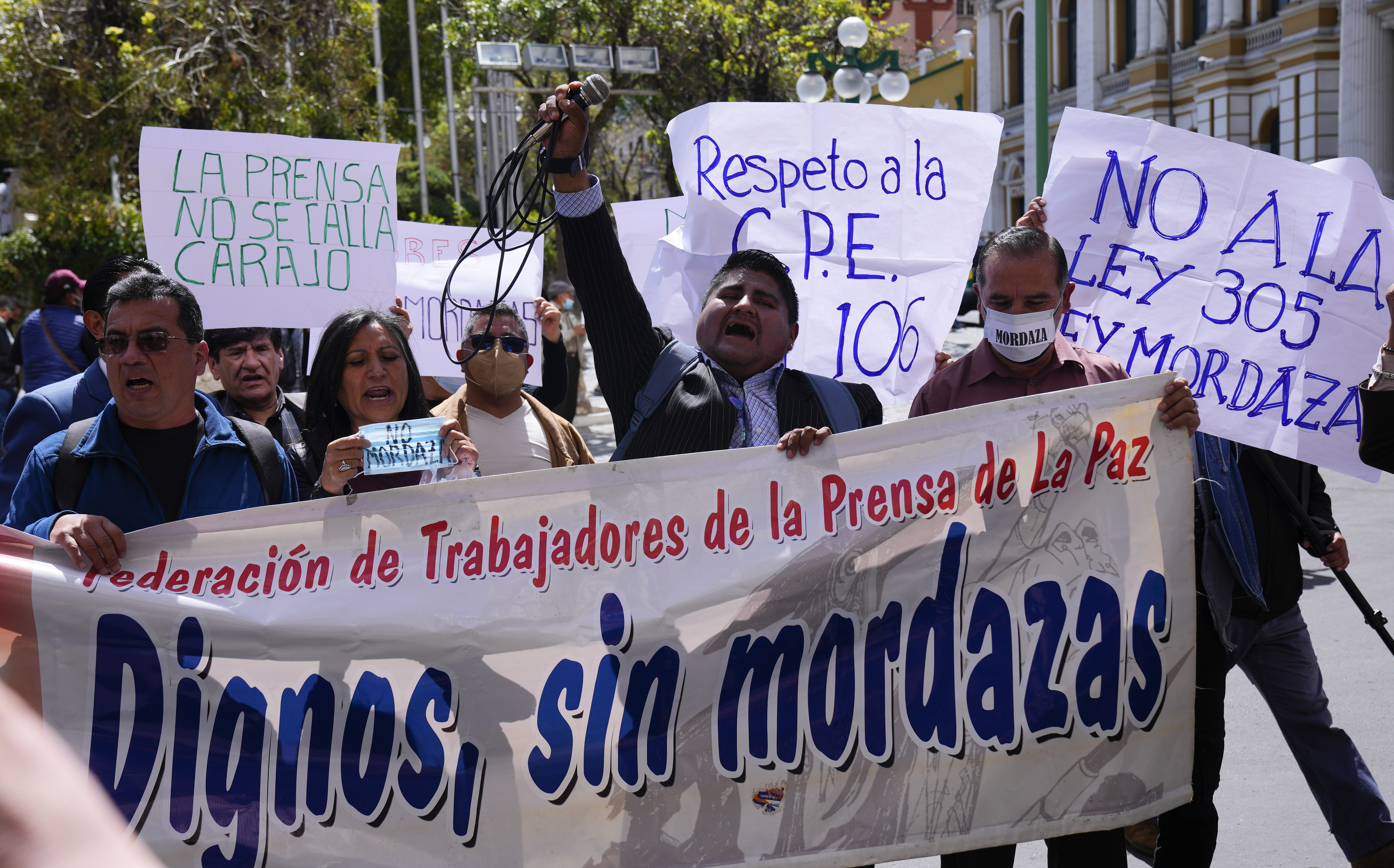 Periodistas de la Federación de Prensa de La Paz sostienen una pancarta mientras protestan contra una propuesta de ley impulsada por los legisladores del oficialismo que regularía a la prensa frente al palacio de gobierno en La Paz, Bolivia, el miércoles 12 de abril de 2023 (AP Foto/Juan Karita)