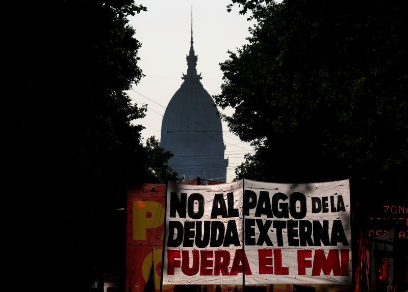 Clásica postal de manifestantes que sostienen una pancarta que dice "no al pago de la deuda externa, fuera el FMI" (Reuters)