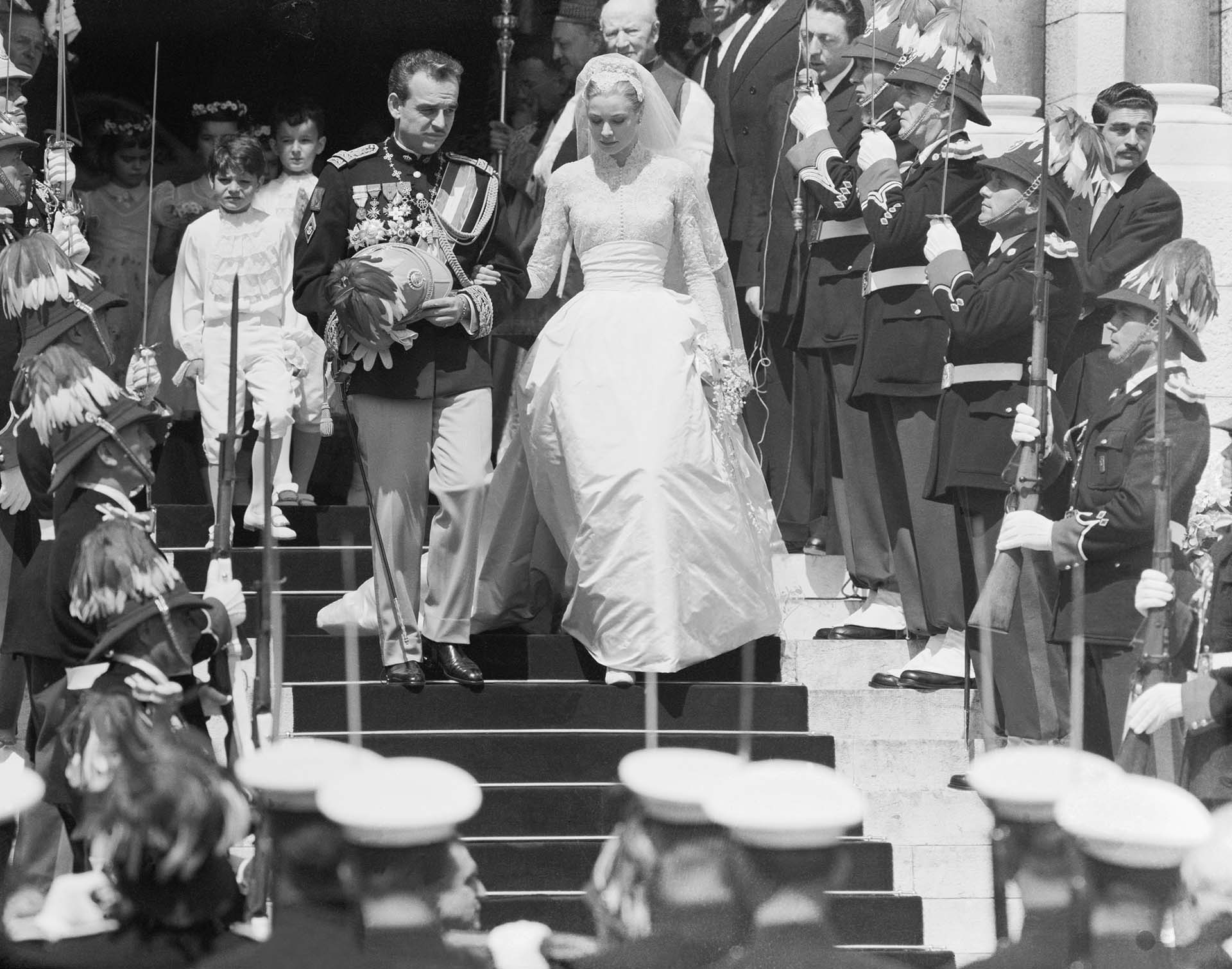 (Original Caption) El casamiento, en abril de 1956, de Rainiero Y Grace Kelly fue un evento mediático, uno de los primeros. 2.000 fotógrafos y televisión en directo para Francia