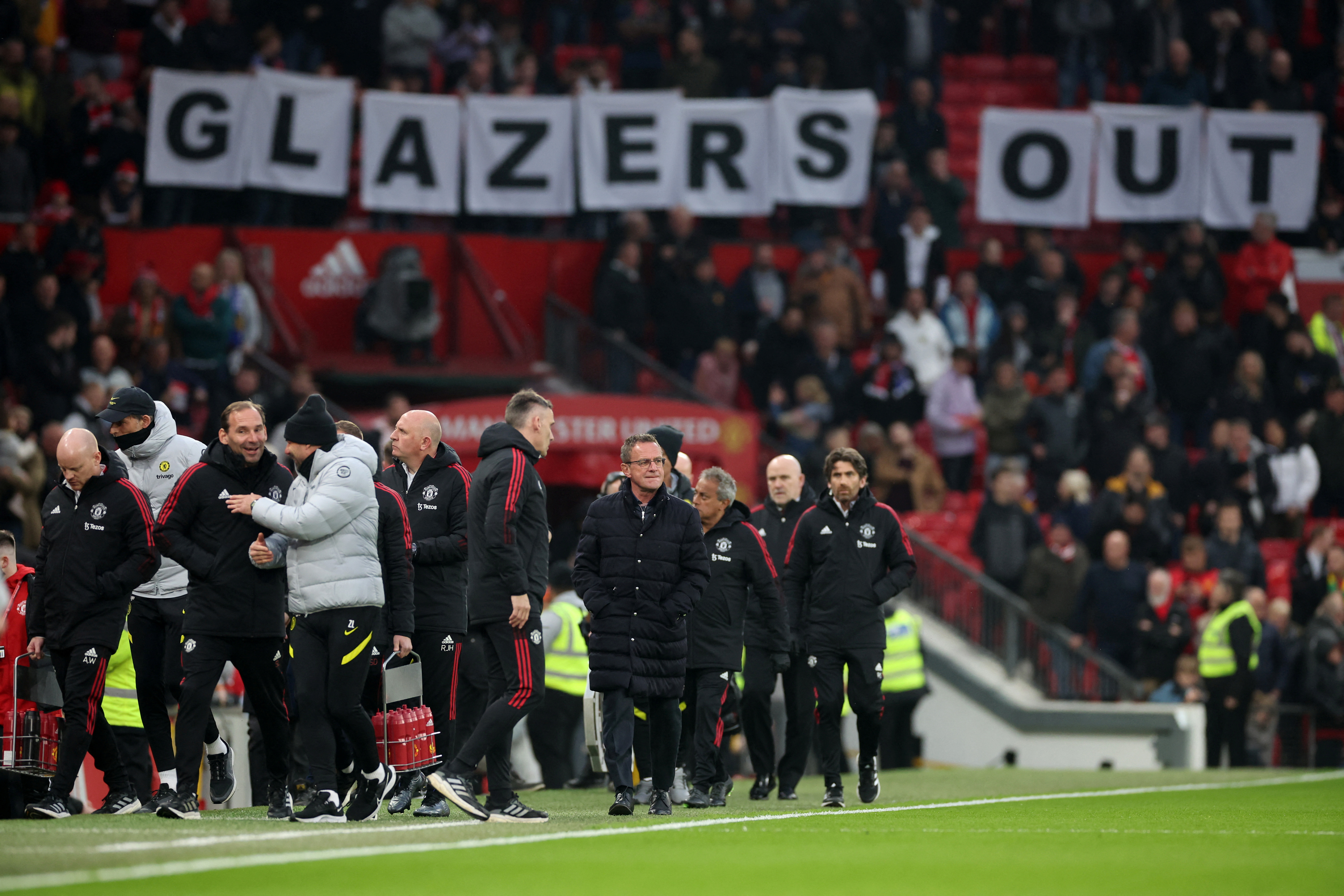 Los seguidores del Manchester United piden por la salida de los Glazers, los actuales dueños del club (Reuters)
