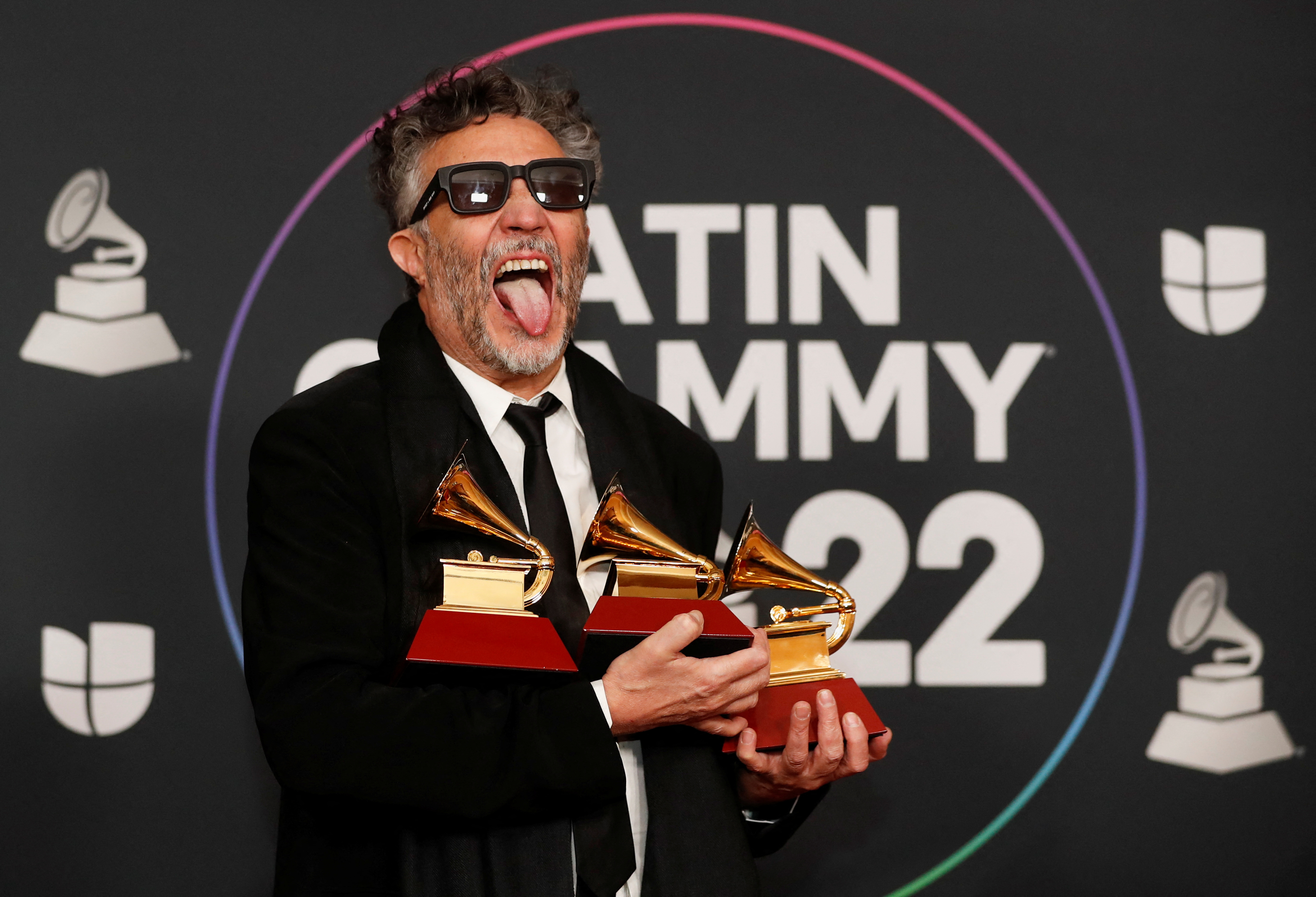 Fito Páez posa con los galardones que recibió por "Lo mejor de nuestras vidas" en la ceremonia de los Premios Latin Grammy Awards en Las Vegas (Crédito: Reuters) 