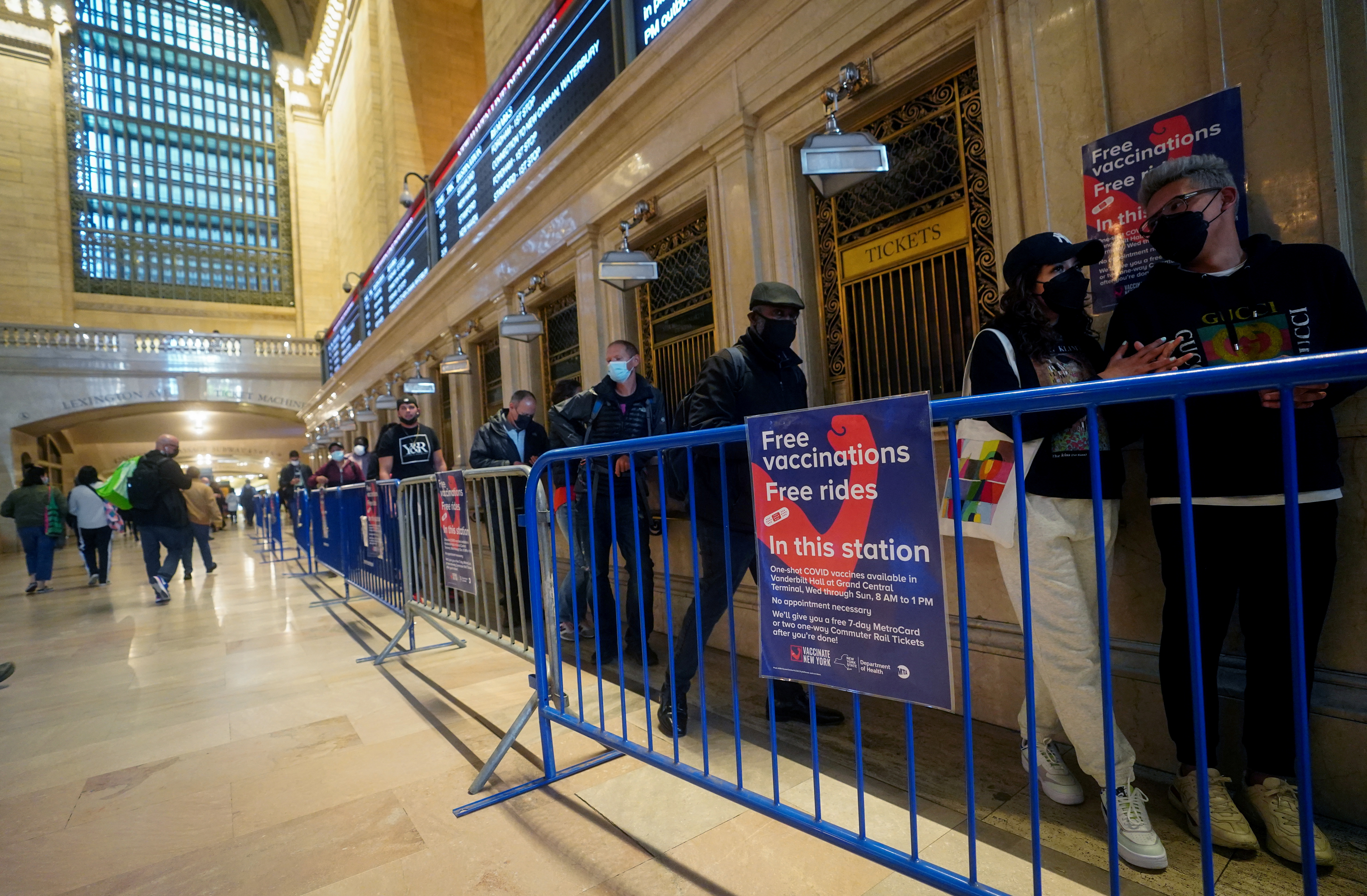 Fila para la vacunación en Grand Central Station, en Nueva York (Reuters)
