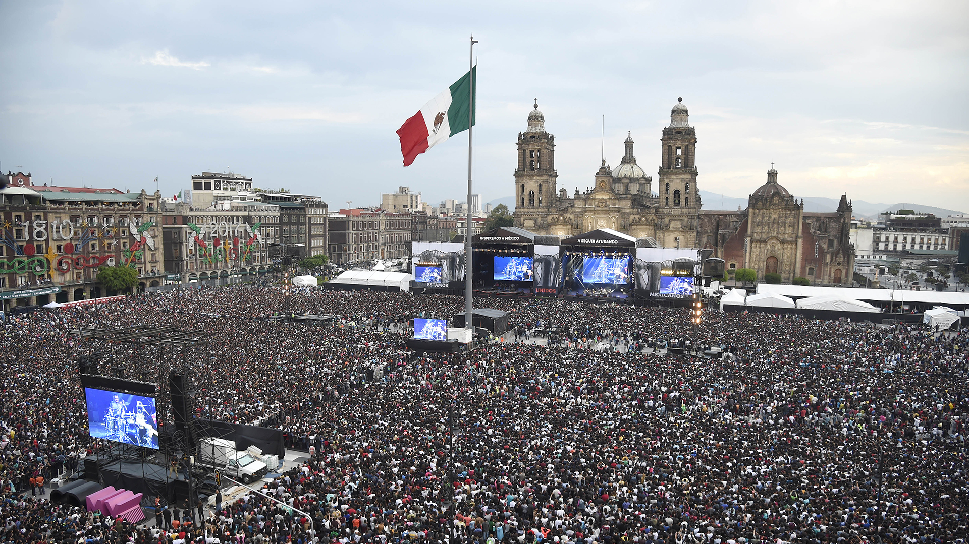 Thousands of people enjoy a concert by Latin music stars to benefit victims of Mexico's September 19 earthquake, at the Zocalo Square in Mexico City on October 8, 2017. / AFP PHOTO / ALFREDO ESTRELLA
