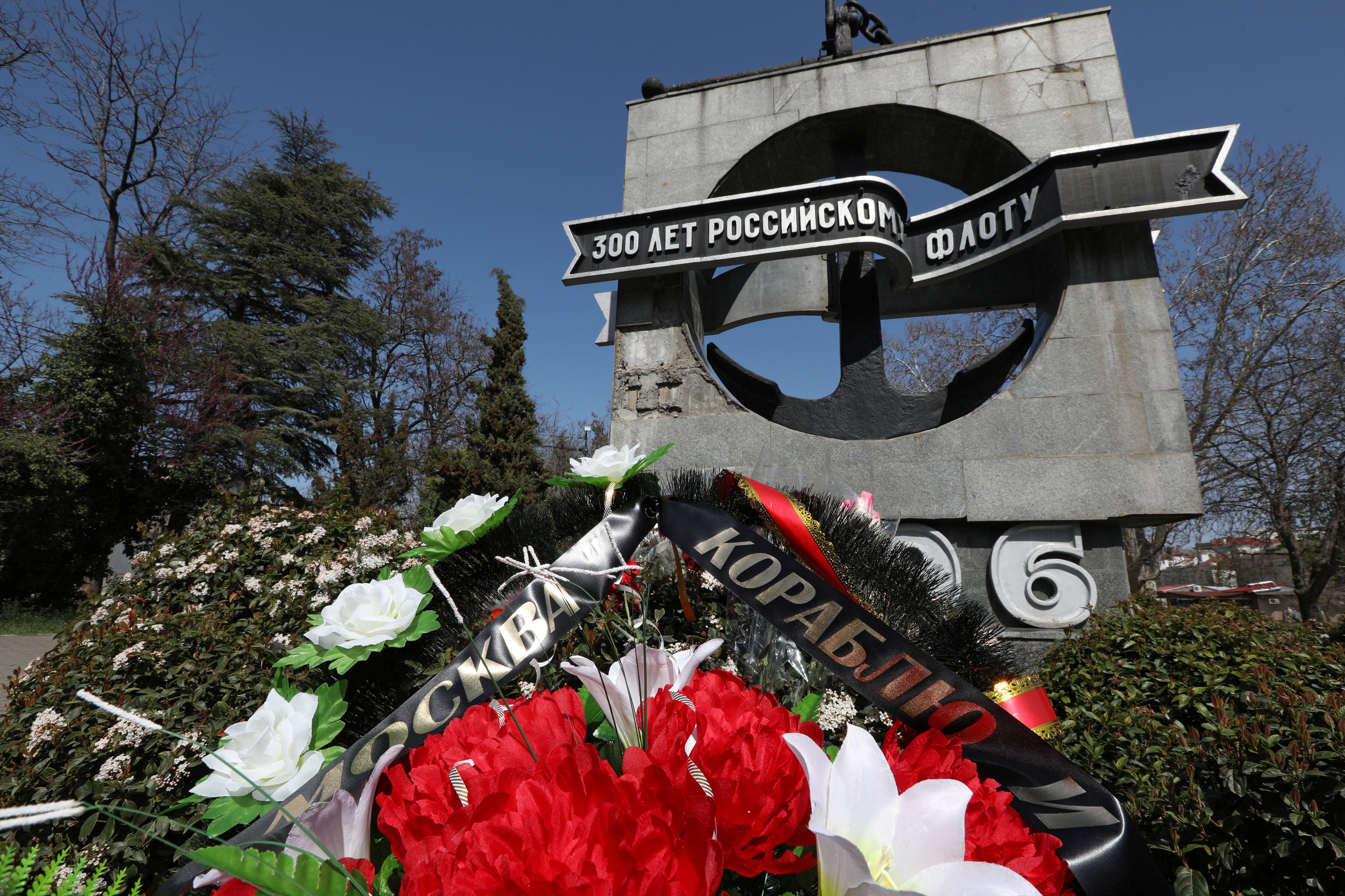 Una corona de flores con una cinta en la que se lee "Al barco Moskva" se ve durante una ceremonia organizada por los veteranos de la Flota del Mar Negro en memoria del crucero de misiles ruso Moskva, que se hundió en el Mar Negro, en Sebastopol, Crimea 15 de abril de 2022. REUTERS/Alexey Pavlishak