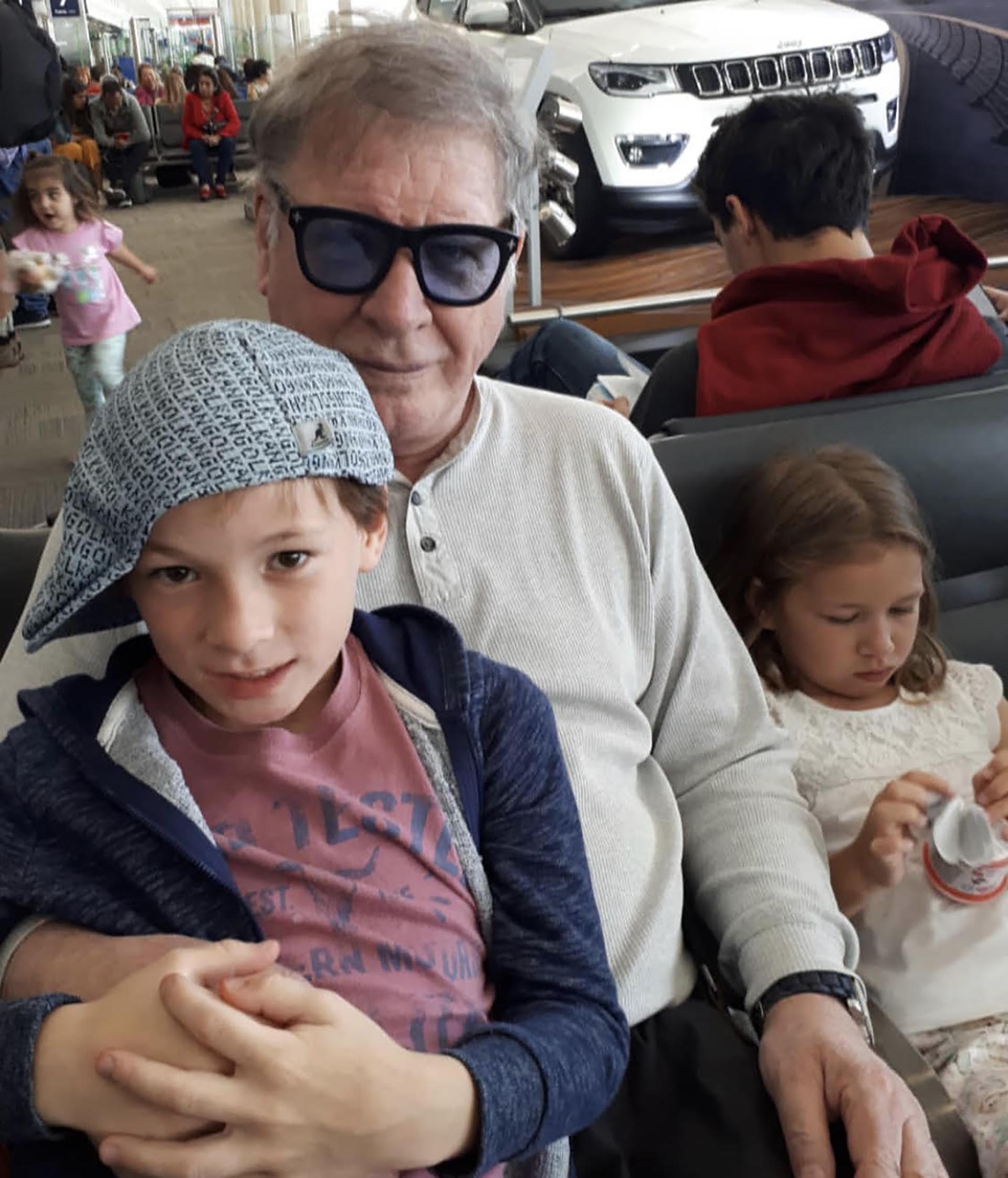 Arturo Puig, con sus nietos (Foto: Instagram)