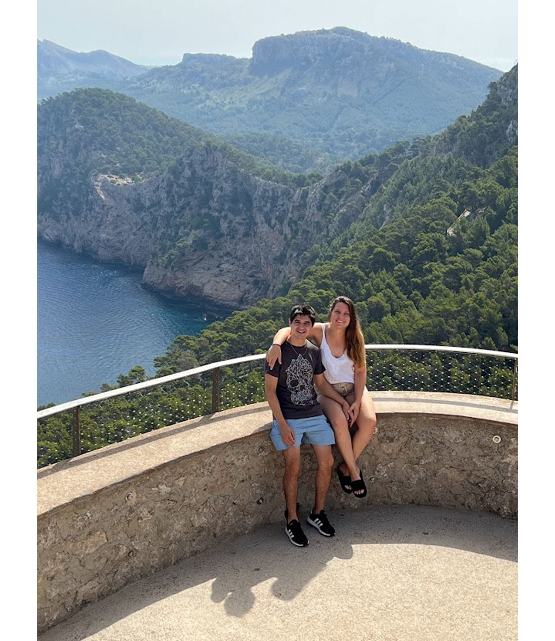 Micaela viajó a Mallorca con Alexis, con quien se casó antes de emprender su travesía por España