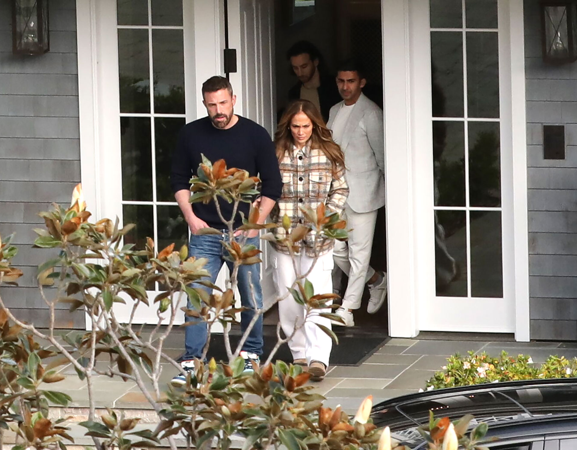 Jennifer Lopez y Ben Affleck continúan buscando residencia en donde mudarse. Fueron fotografiados cuando salían de una mansión ubicada en Palisades, en Nueva Jersey, acompañados por agentes inmobiliarios