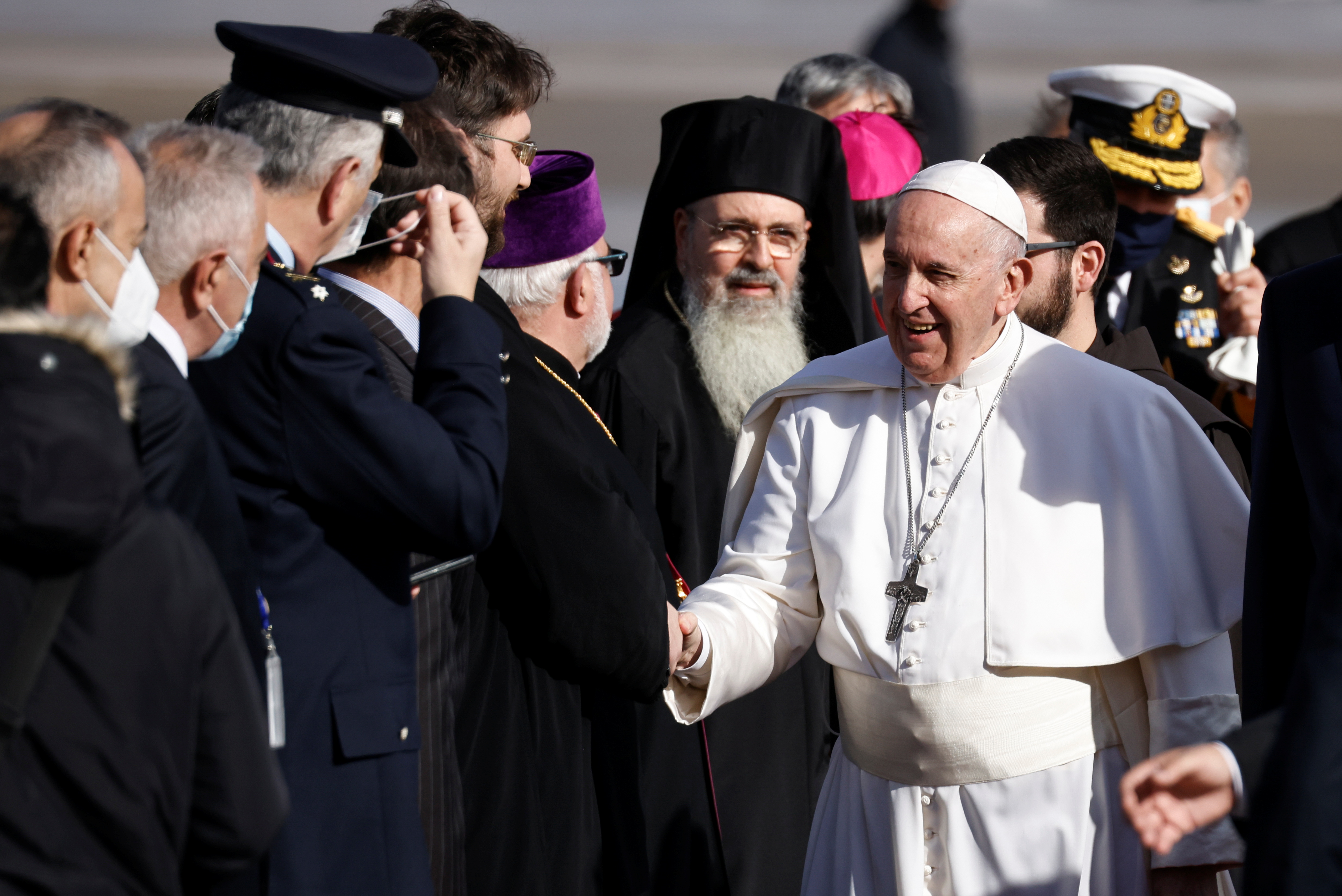 El papa Francisco saluda a la gente a su llegada al Aeropuerto Internacional de Atenas en Atenas, Grecia, el 4 de diciembre de 2021. REUTERS/Alkis Konstantinidis