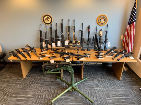 Imagen ilustrativa de armas decomisadas en Estados Unidos a presuntos miembros del Cártel Jalisco Nueva Generación (Foto: United States Department of Justice)